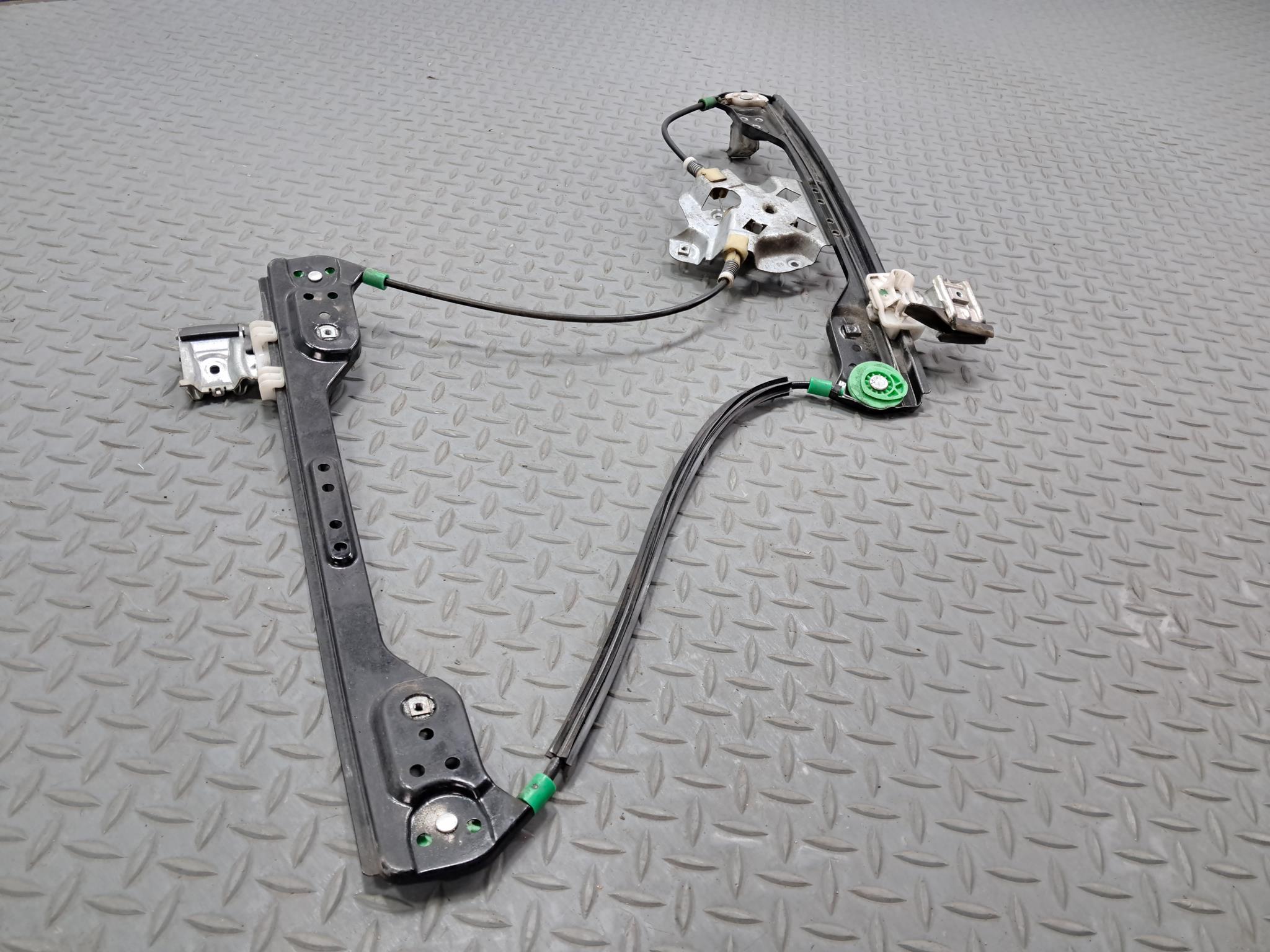 05 -07 OEM CHRYSLER 300 FRONT LEFT DRIVER SIDE DOOR REGULATOR ASSEMBLY