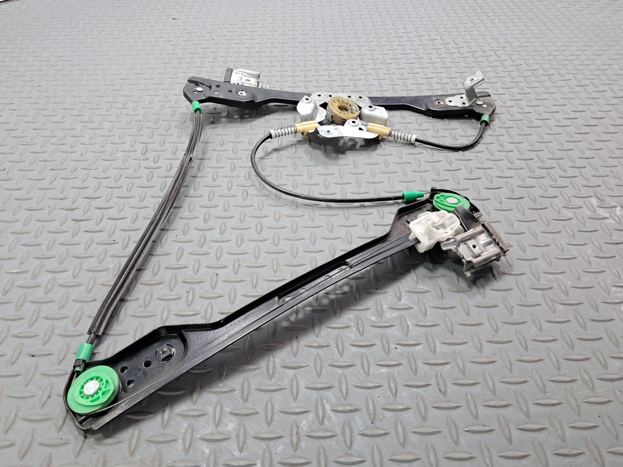 05 -07 OEM CHRYSLER 300 FRONT LEFT DRIVER SIDE DOOR REGULATOR ASSEMBLY