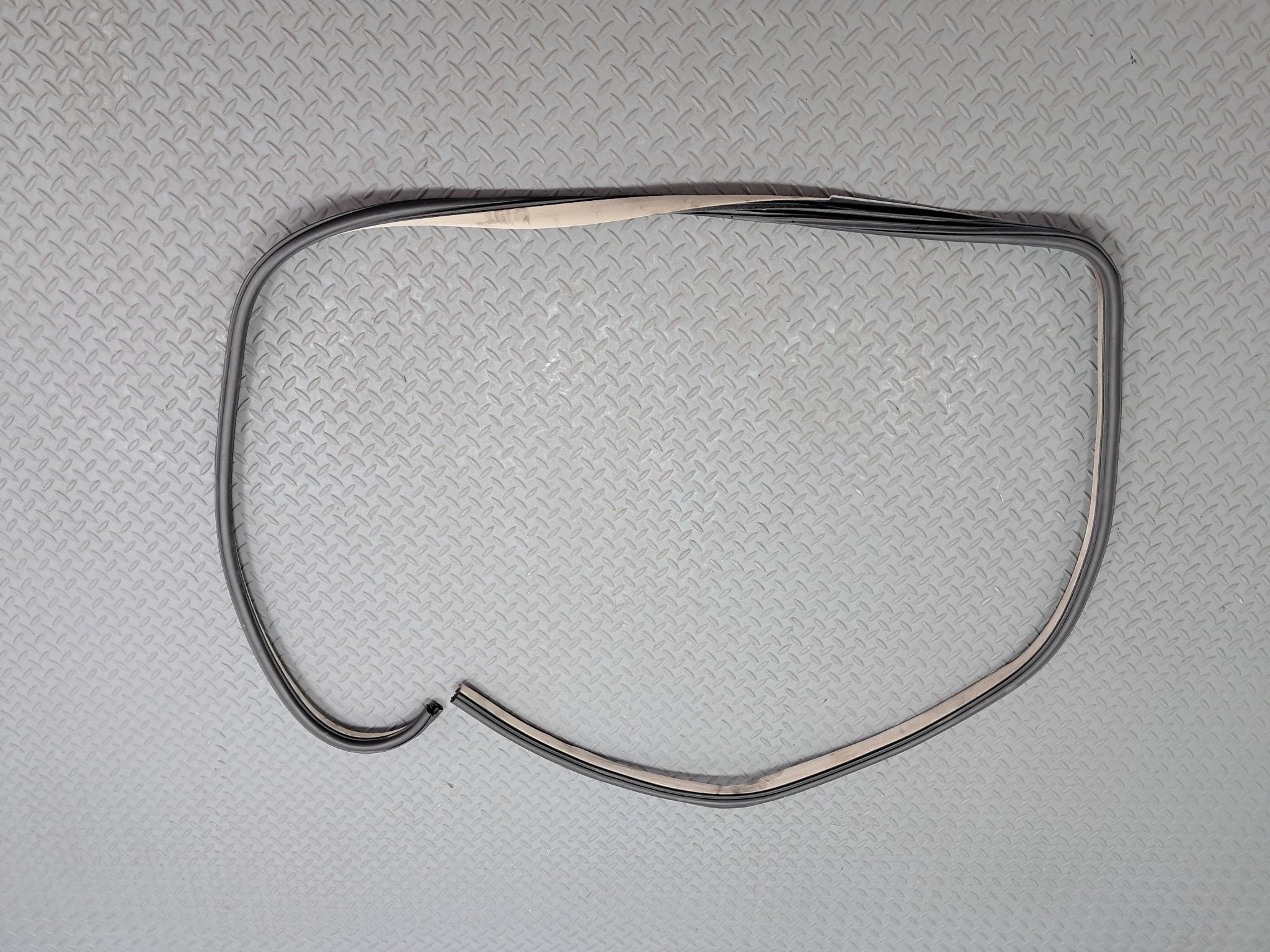 05 -07 OEM CHRYSLER 300 FRONT RIGHT PASSENGER SIDE DOOR WEATHER STRIPING RUBBER