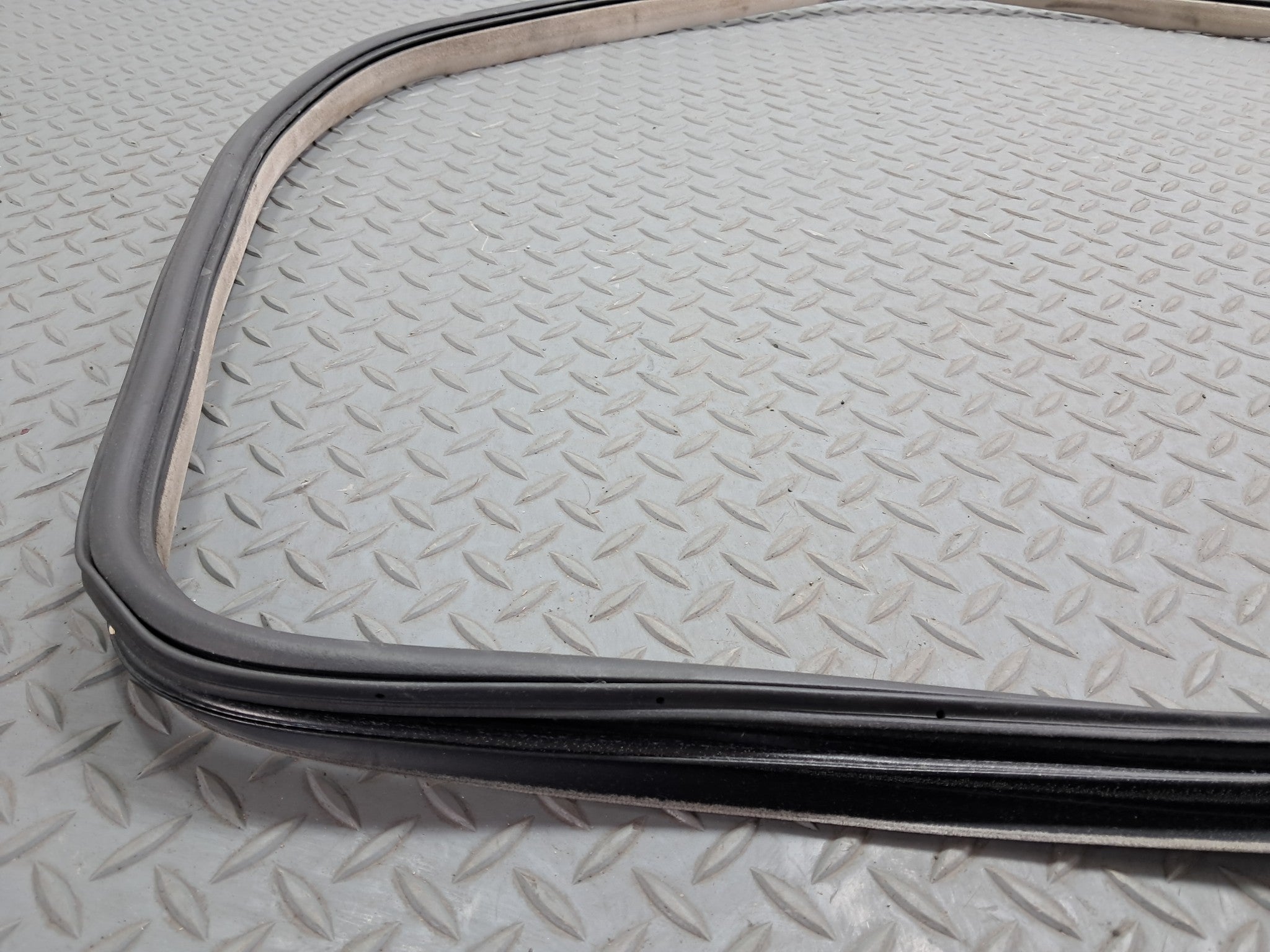 05 -07 OEM CHRYSLER 300 FRONT RIGHT PASSENGER SIDE DOOR WEATHER STRIPING RUBBER