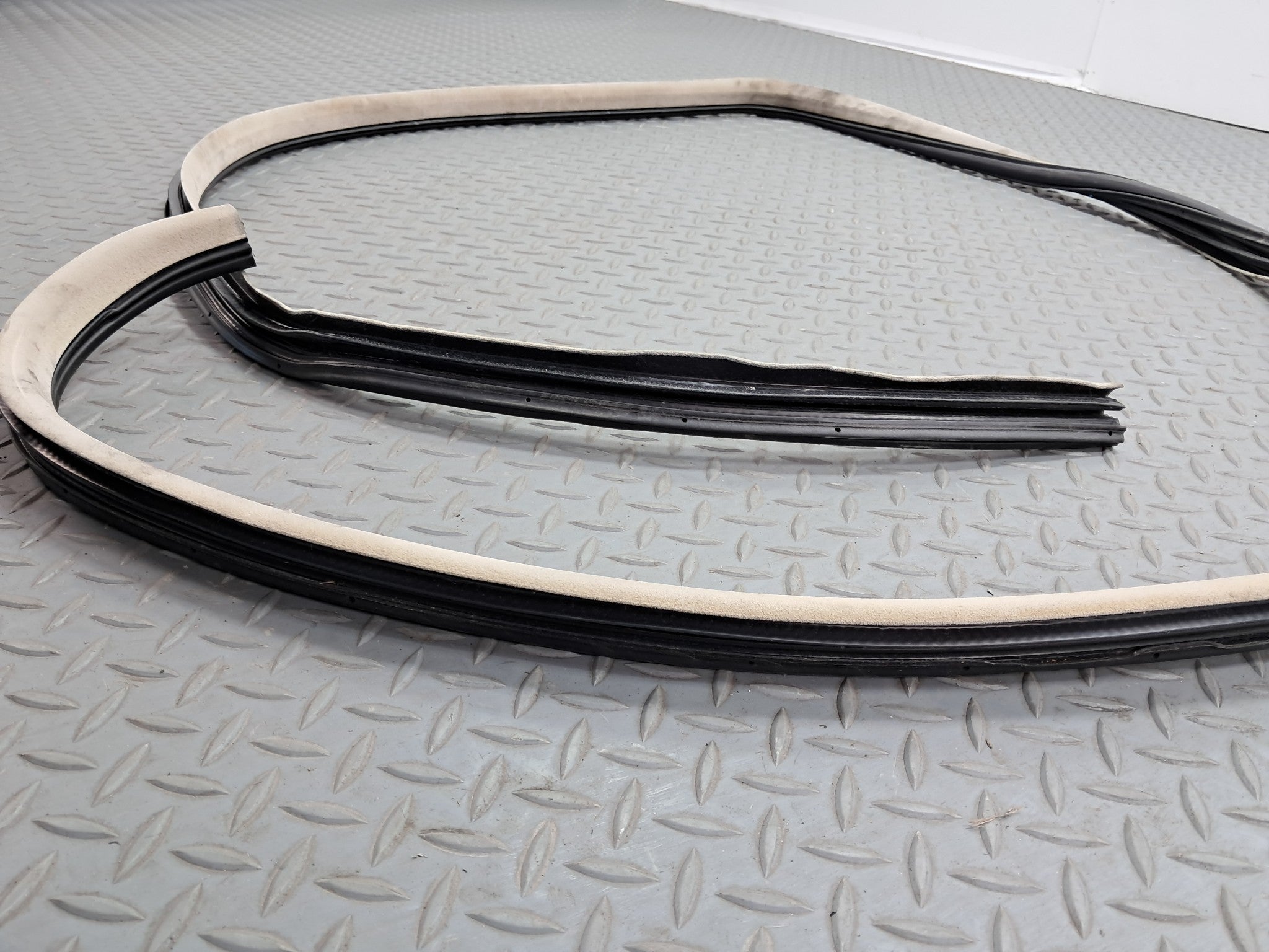 05 -07 OEM CHRYSLER 300 FRONT RIGHT PASSENGER SIDE DOOR WEATHER STRIPING RUBBER