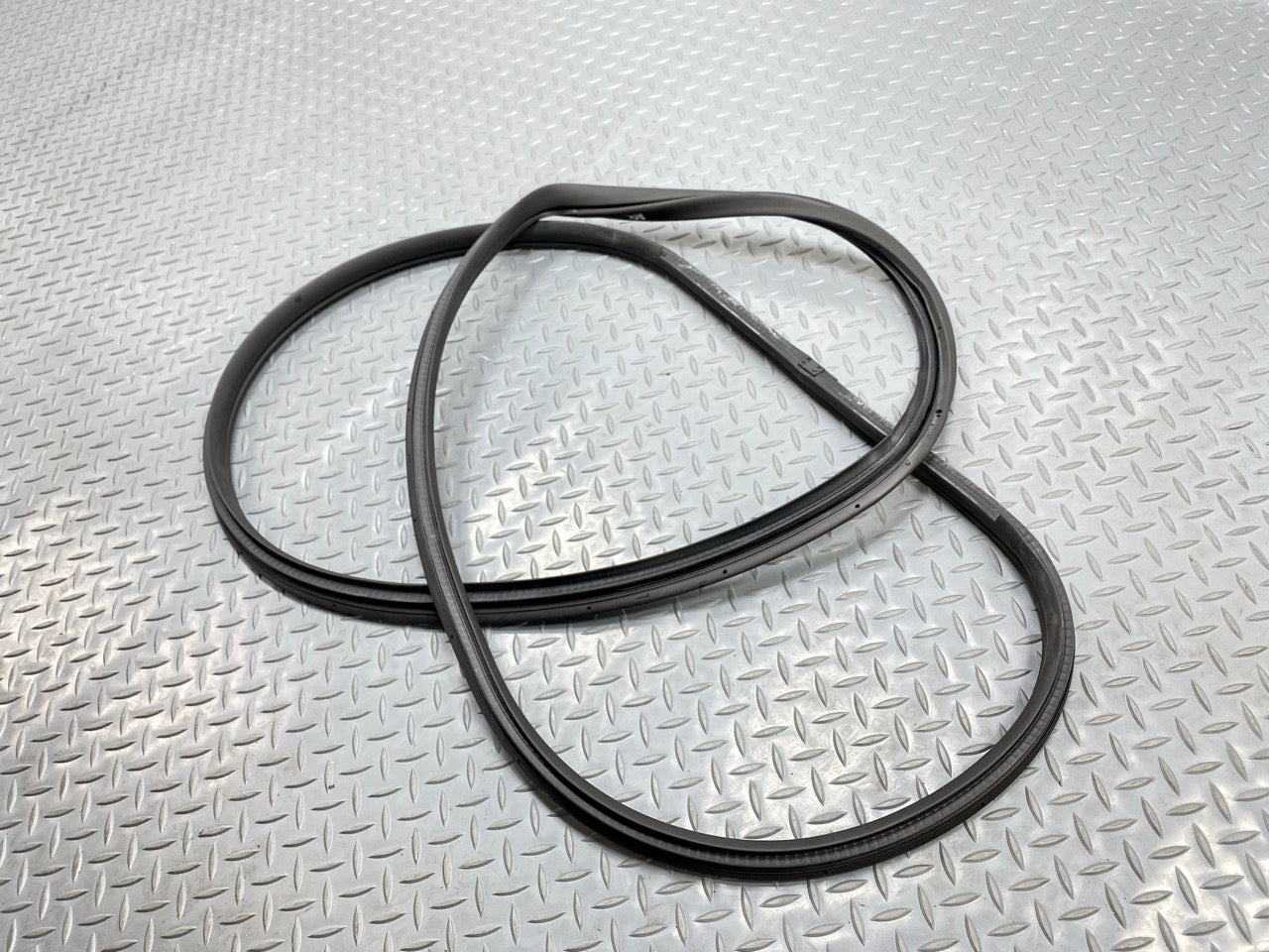 2013 - 2019 OEM HYUNDAI SANTA FE REAR RIGHT SIDE DOOR SEAL WEATHERSTRIP RUBBER