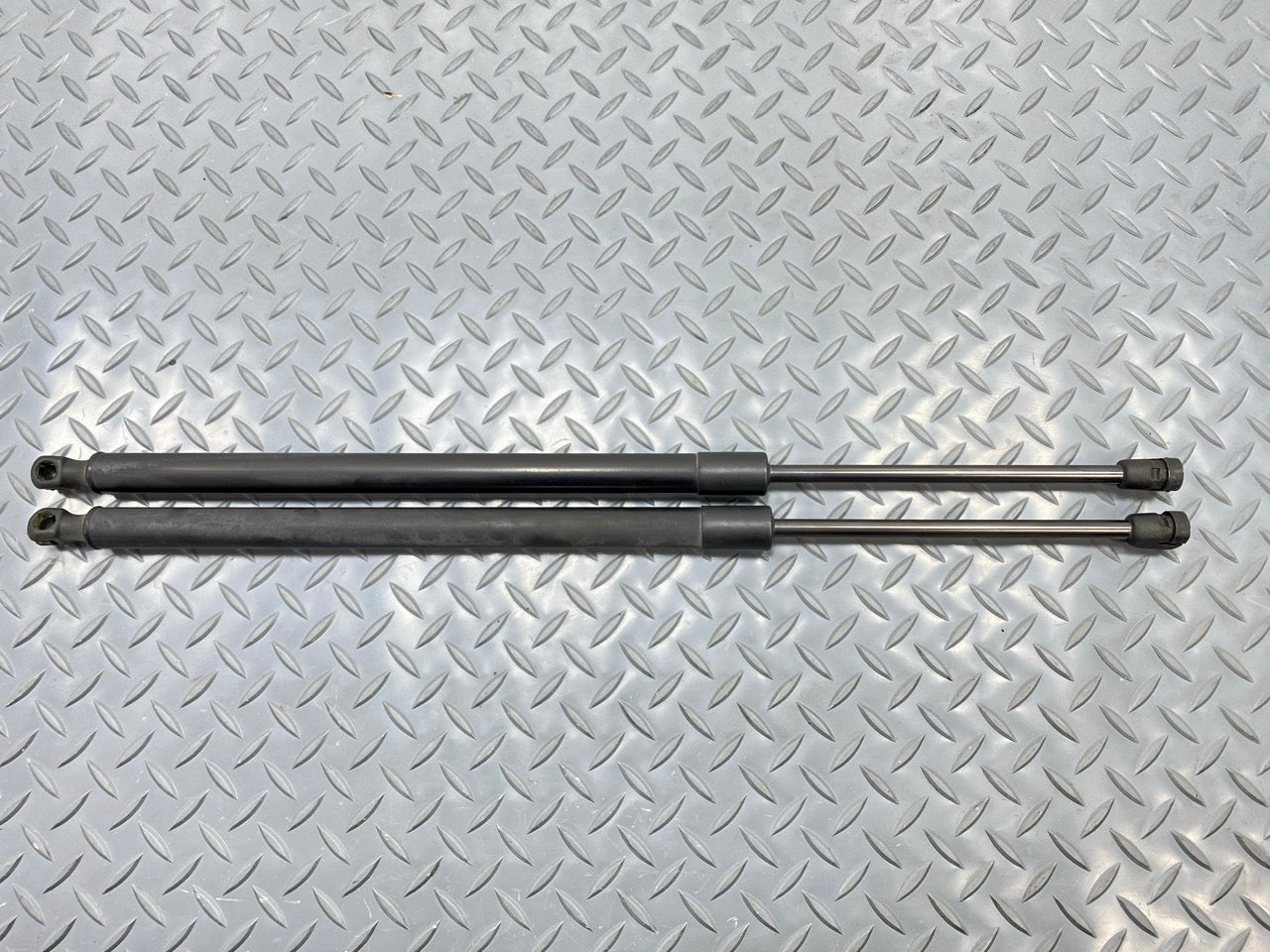 13 - 19 OEM HYUNDAI SANTA FE LEFT AND RIGHT HATCH LIFT SUPPORT STRUT ASSEMBLY