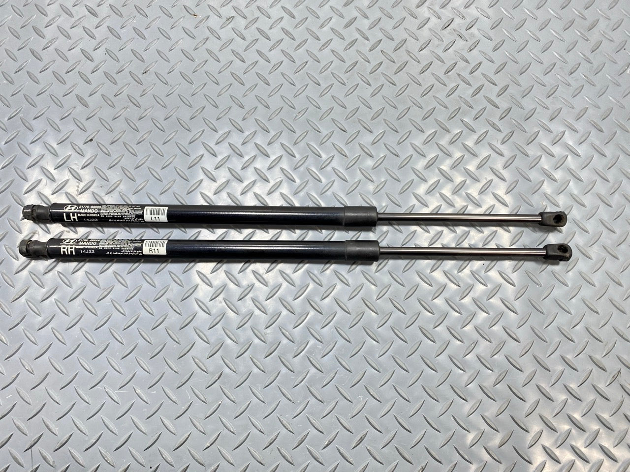 13 - 19 OEM HYUNDAI SANTA FE LEFT AND RIGHT HATCH LIFT SUPPORT STRUT ASSEMBLY