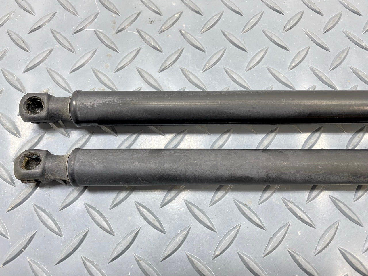 13 - 19 OEM HYUNDAI SANTA FE LEFT AND RIGHT HATCH LIFT SUPPORT STRUT ASSEMBLY