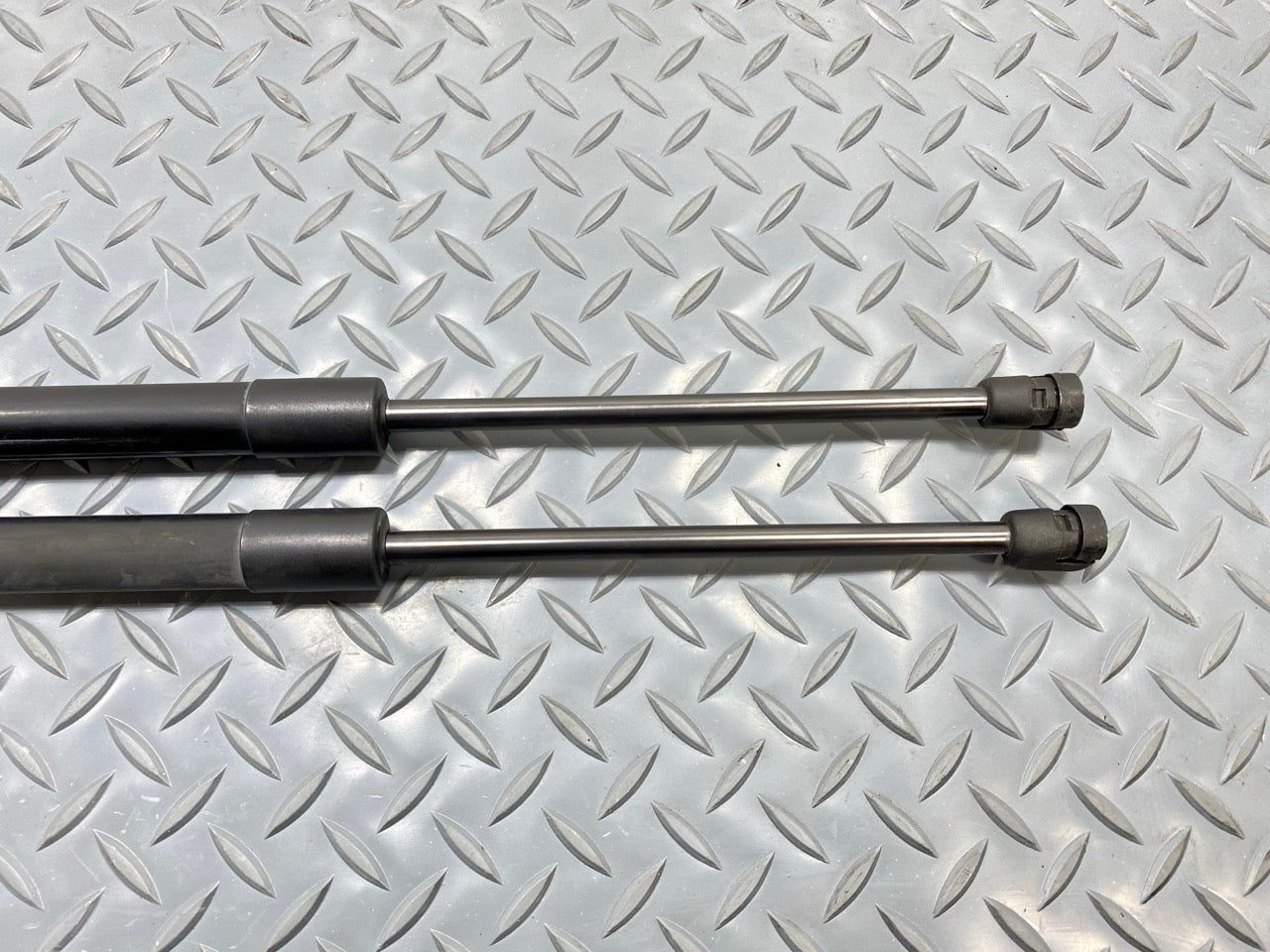 13 - 19 OEM HYUNDAI SANTA FE LEFT AND RIGHT HATCH LIFT SUPPORT STRUT ASSEMBLY