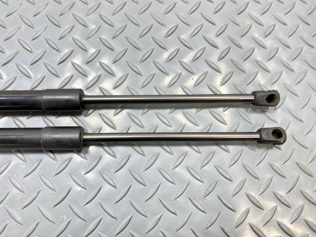 13 - 19 OEM HYUNDAI SANTA FE LEFT AND RIGHT HATCH LIFT SUPPORT STRUT ASSEMBLY