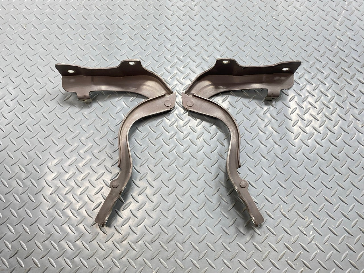 13 - 19 OEM HYUNDAI SANTA FE FRONT LEFT AND RIGHT SIDE HOOD HINGE BRACKET SET