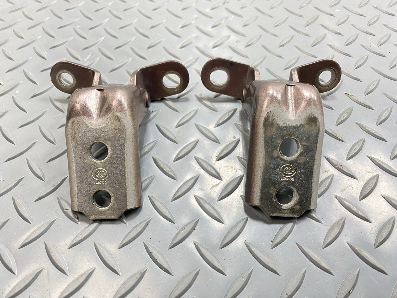 2013 - 2019 OEM HYUNDAI SANTA FE FRONT RIGHT SIDE UPPER AND LOWER DOOR HINGE SET