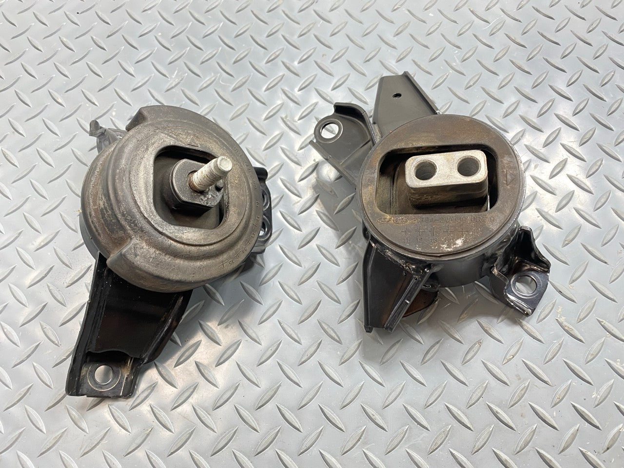 13 - 19 OEM HYUNDAI SANTA FE FRONT LEFT AND RIGHT ENGINE MOTOR MOUNT SUPPORT
