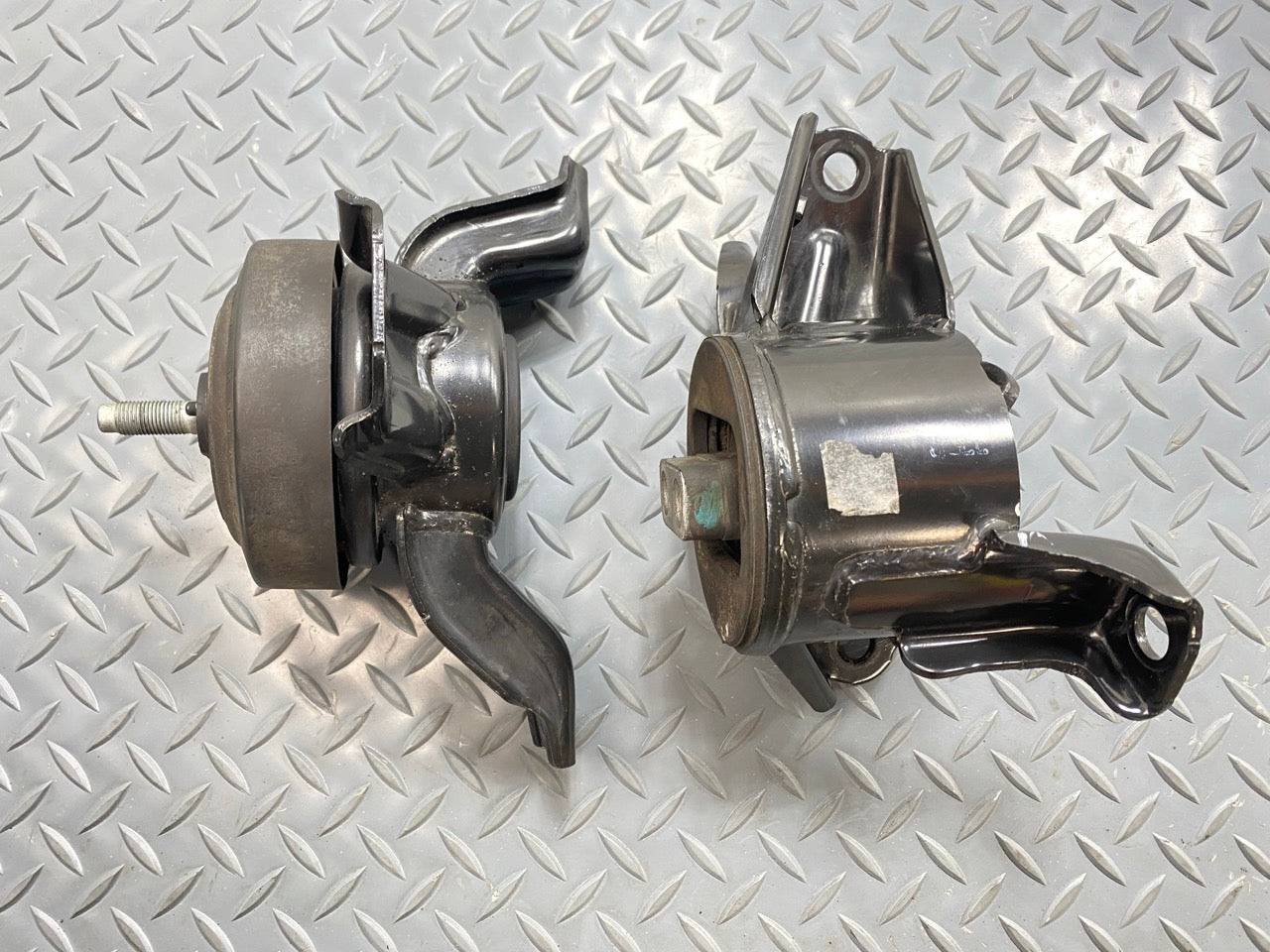 13 - 19 OEM HYUNDAI SANTA FE FRONT LEFT AND RIGHT ENGINE MOTOR MOUNT SUPPORT