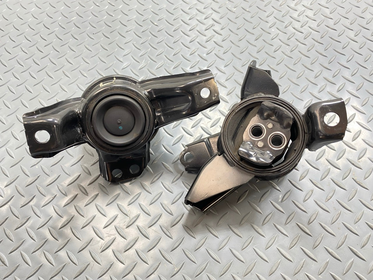 13 - 19 OEM HYUNDAI SANTA FE FRONT LEFT AND RIGHT ENGINE MOTOR MOUNT SUPPORT
