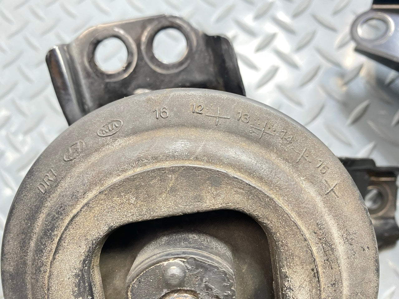 13 - 19 OEM HYUNDAI SANTA FE FRONT LEFT AND RIGHT ENGINE MOTOR MOUNT SUPPORT