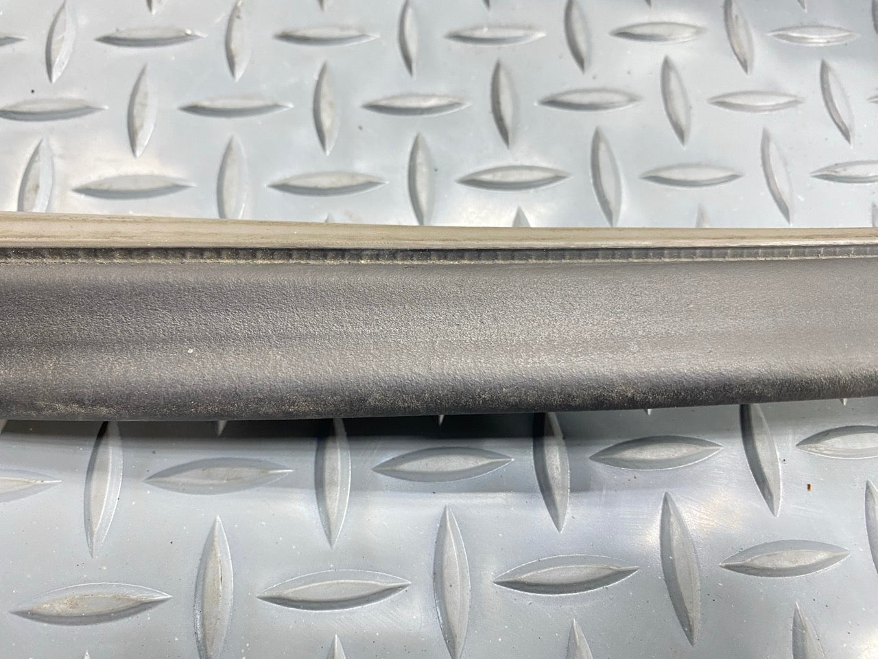 05 - 07 OEM CHEVROLET TRAILBLAZER FRONT LEFT SIDE DOOR SEAL WEATHERSTRIP RUBBER
