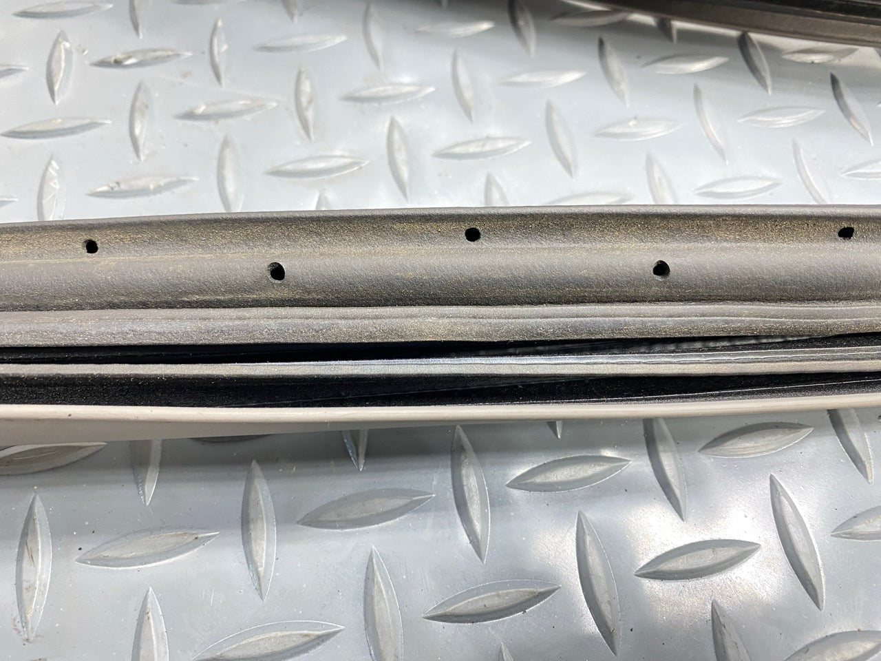 05 - 07 OEM CHEVROLET TRAILBLAZER FRONT LEFT SIDE DOOR SEAL WEATHERSTRIP RUBBER