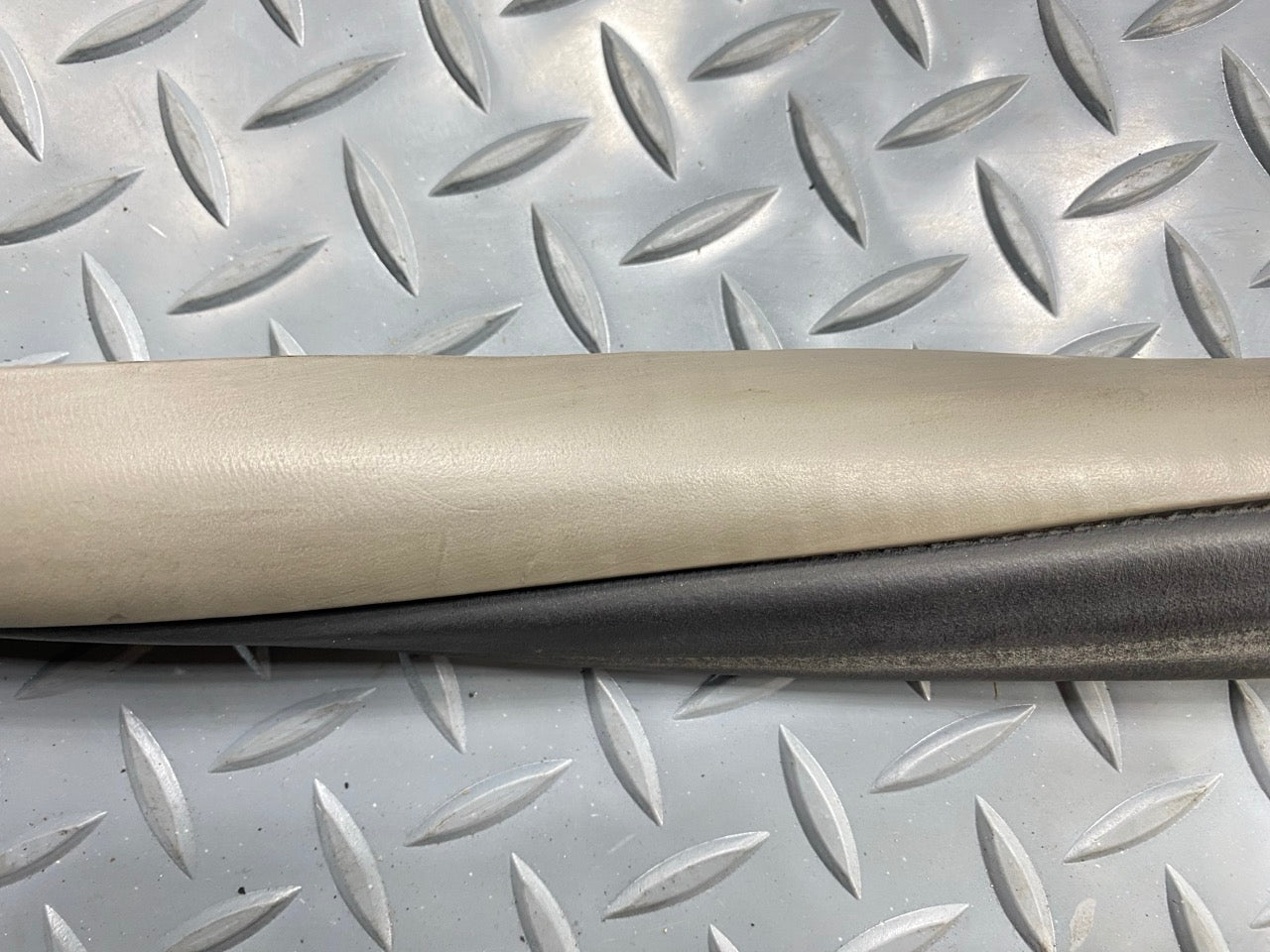 05 - 07 OEM CHEVROLET TRAILBLAZER FRONT LEFT SIDE DOOR SEAL WEATHERSTRIP RUBBER