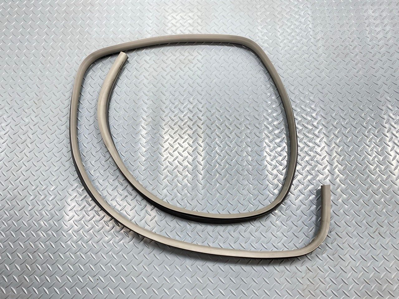 05 - 07 OEM CHEVROLET TRAILBLAZER REAR RIGHT SIDE DOOR SEAL WEATHERSTRIP RUBBER
