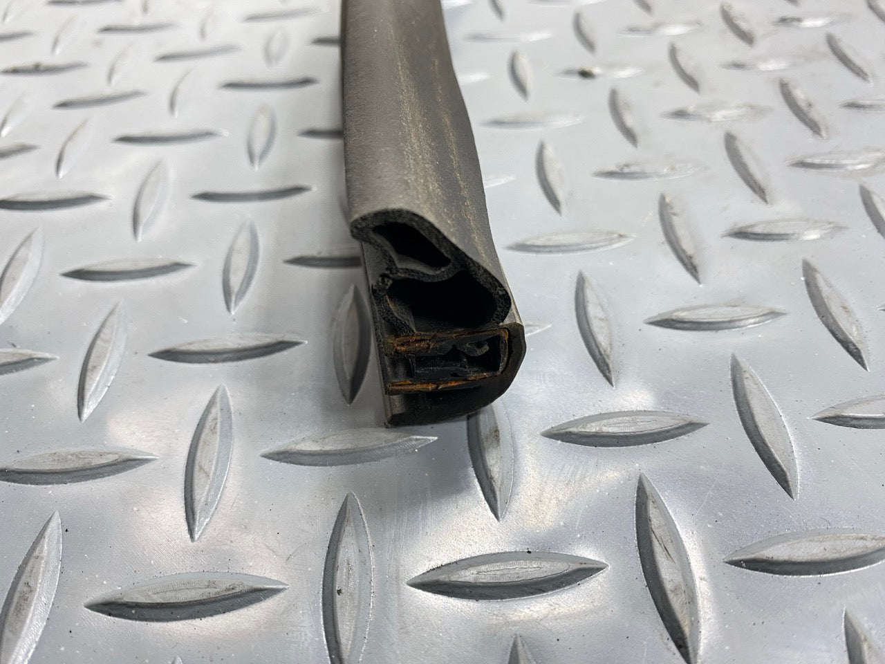 05 - 07 OEM CHEVROLET TRAILBLAZER REAR RIGHT SIDE DOOR SEAL WEATHERSTRIP RUBBER