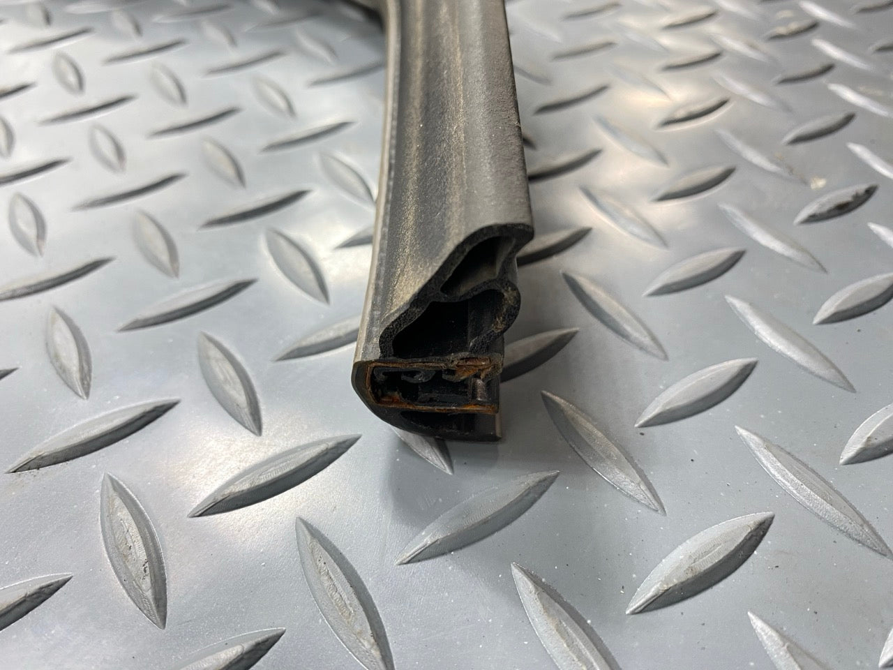 05 - 07 OEM CHEVROLET TRAILBLAZER REAR RIGHT SIDE DOOR SEAL WEATHERSTRIP RUBBER