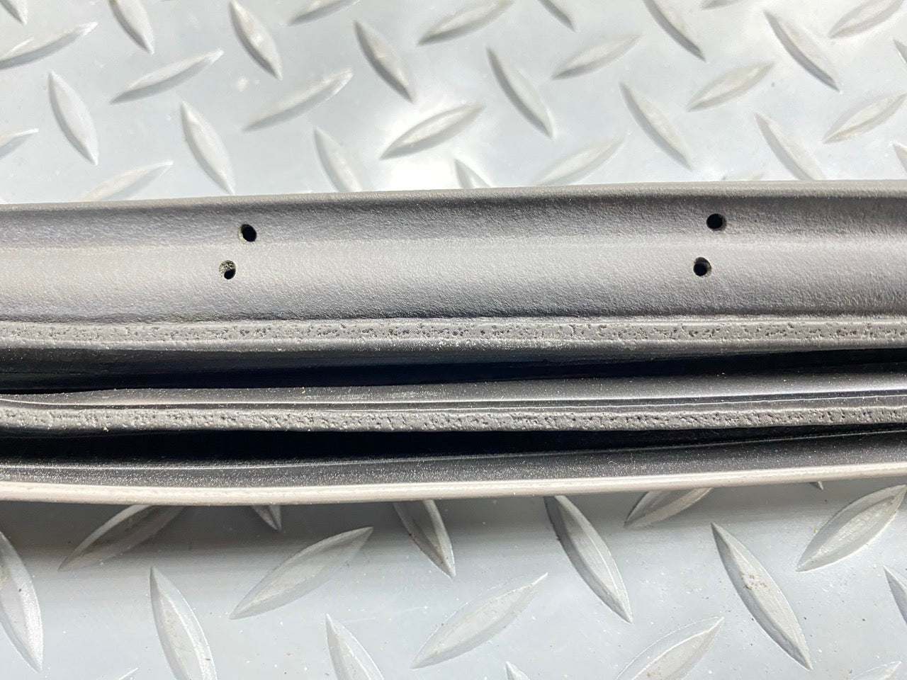 05 - 07 OEM CHEVROLET TRAILBLAZER REAR RIGHT SIDE DOOR SEAL WEATHERSTRIP RUBBER