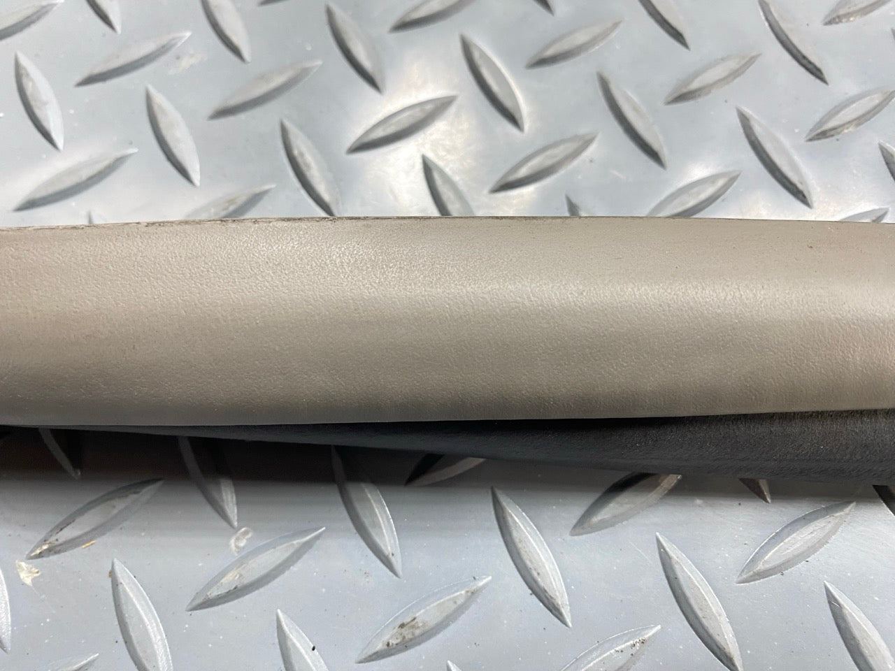 05 - 07 OEM CHEVROLET TRAILBLAZER REAR RIGHT SIDE DOOR SEAL WEATHERSTRIP RUBBER
