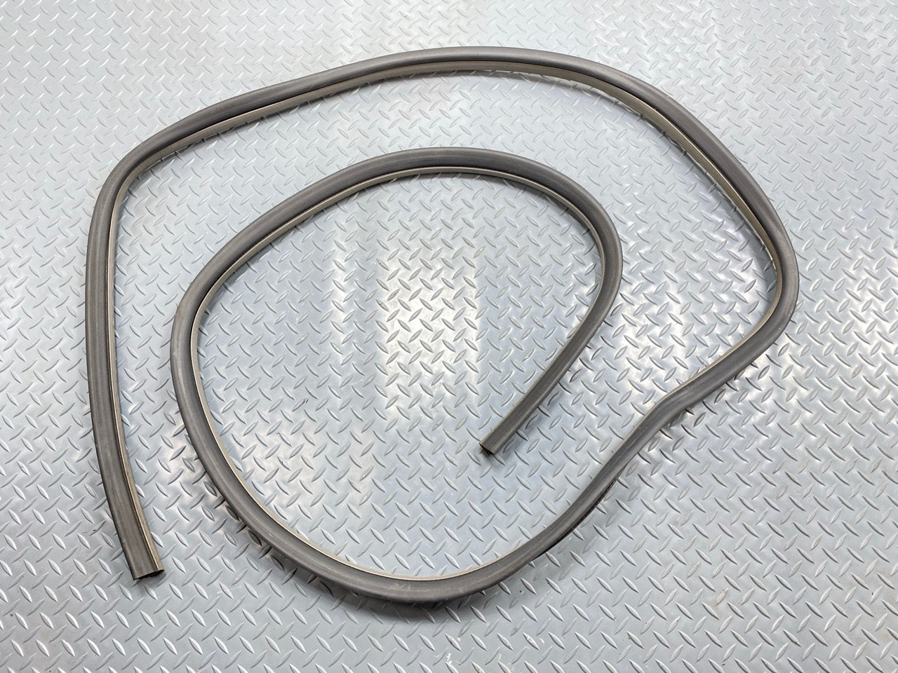 05 - 07 OEM CHEVROLET TRAILBLAZER REAR LEFT SIDE DOOR SEAL WEATHERSTRIP RUBBER