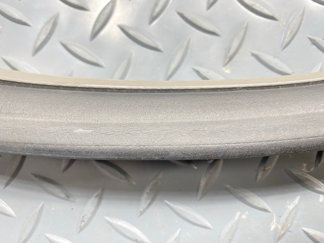 05 - 07 OEM CHEVROLET TRAILBLAZER FRONT RIGHT SIDE DOOR SEAL WEATHERSTRIP RUBBER
