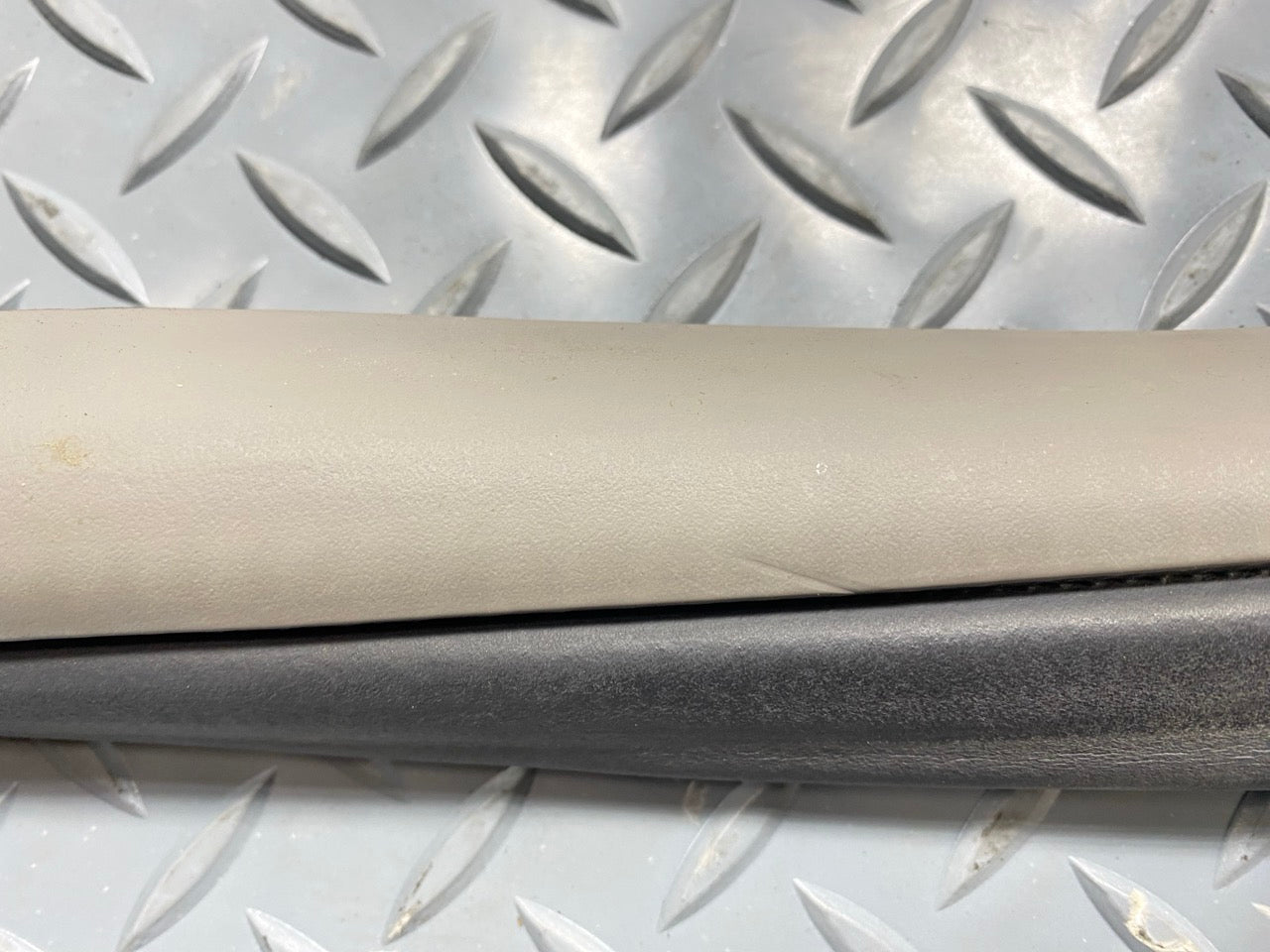 05 - 07 OEM CHEVROLET TRAILBLAZER FRONT RIGHT SIDE DOOR SEAL WEATHERSTRIP RUBBER