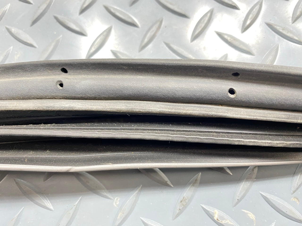 05 - 07 OEM CHEVROLET TRAILBLAZER FRONT RIGHT SIDE DOOR SEAL WEATHERSTRIP RUBBER
