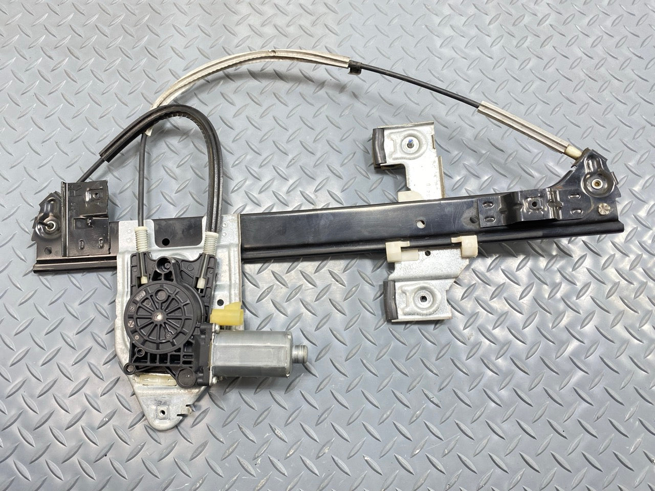 05 - 07 OEM CHEVROLET TRAILBLAZER REAR RIGHT DOOR WINDOW REGULATOR WITH MOTOR