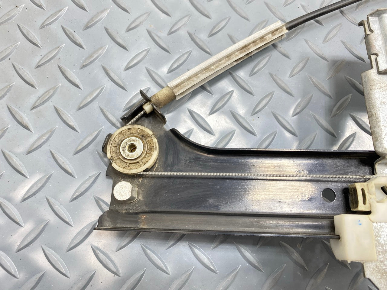 05 - 07 OEM CHEVROLET TRAILBLAZER REAR RIGHT DOOR WINDOW REGULATOR WITH MOTOR