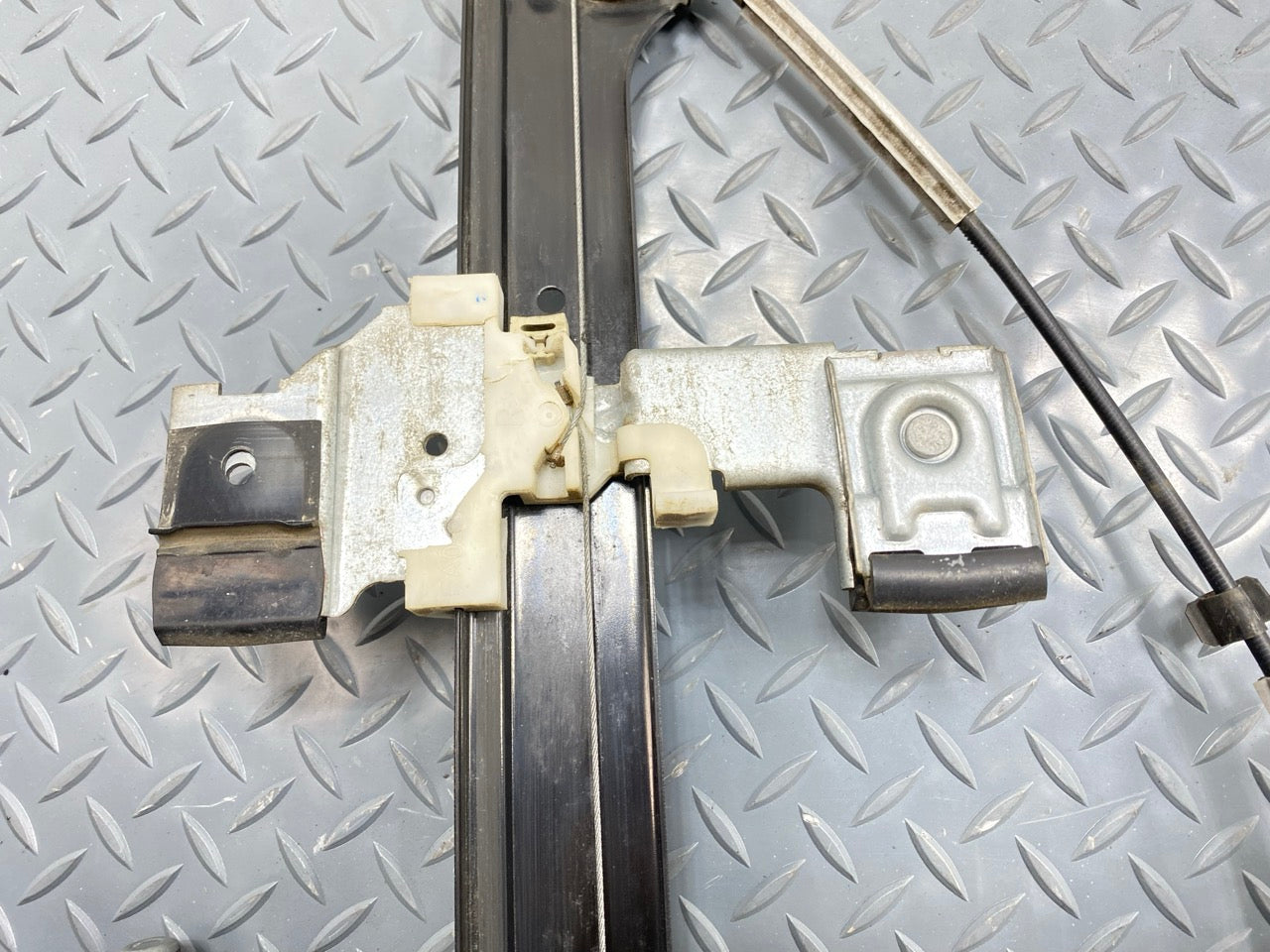 05 - 07 OEM CHEVROLET TRAILBLAZER REAR RIGHT DOOR WINDOW REGULATOR WITH MOTOR