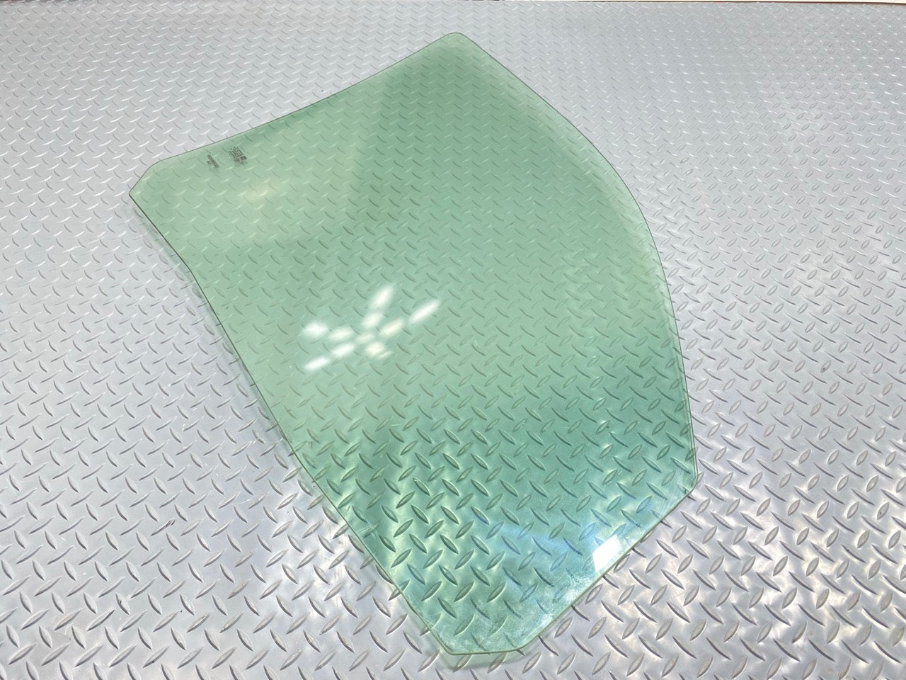 05 - 07 OEM CHEVROLET TRAILBLAZER FRONT LEFT DRIVER SIDE DOOR WINDOW GLASS