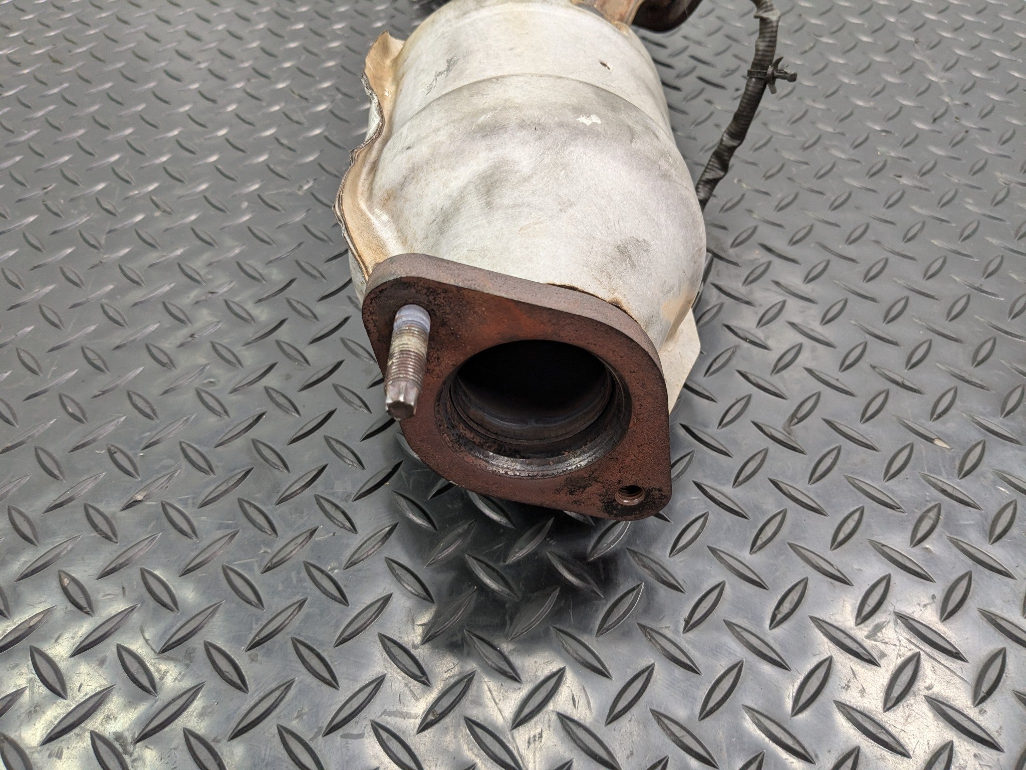 2005 - 2007 OEM NISSAN ARMADA LEFT DRIVER SIDE EXHAUST MANIFOLD
