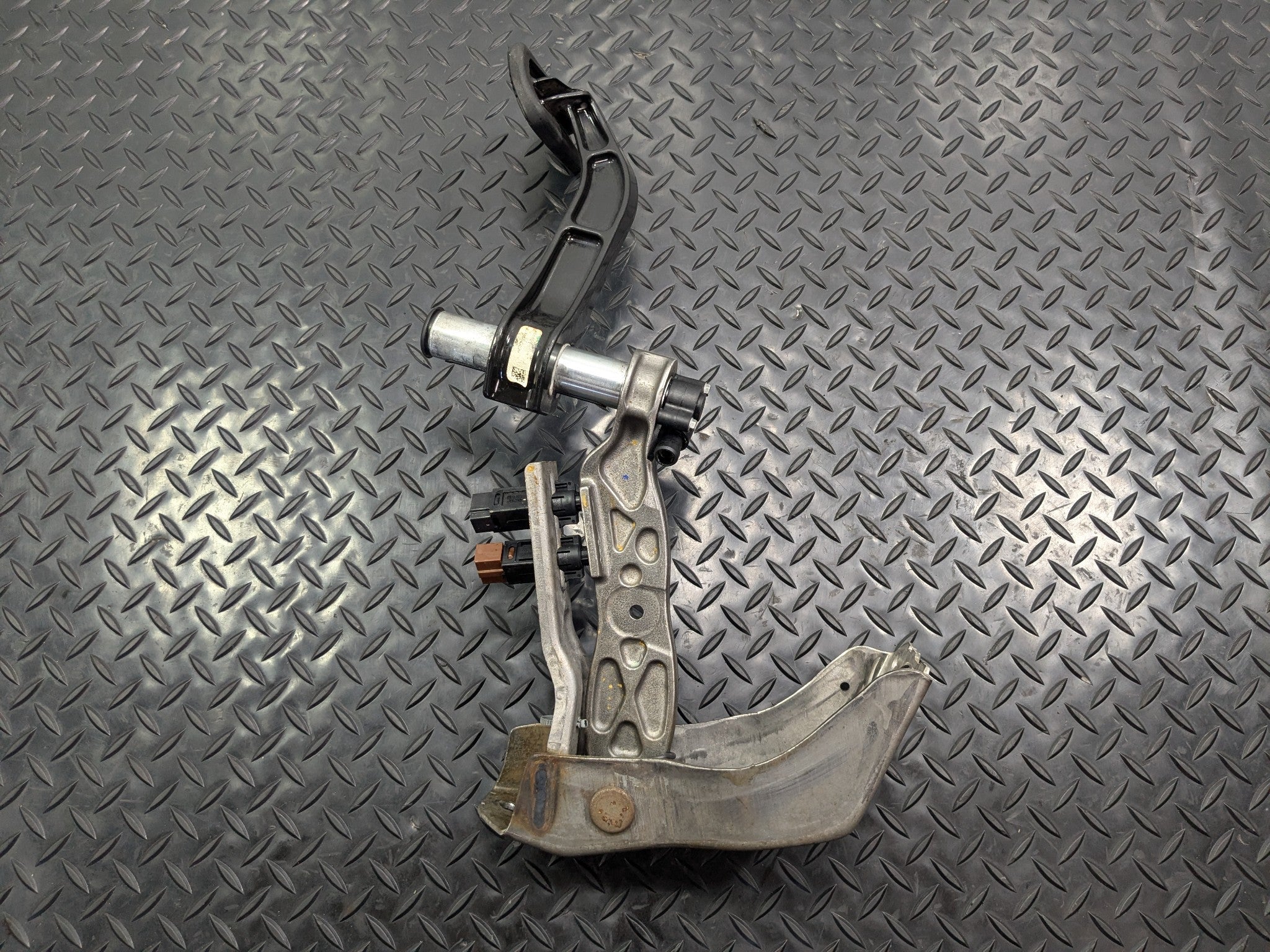 2005 - 2007 OEM NISSAN ARMADA FOOT BRAKE STOP PEDAL WITH BRACKET ASSEMBLY