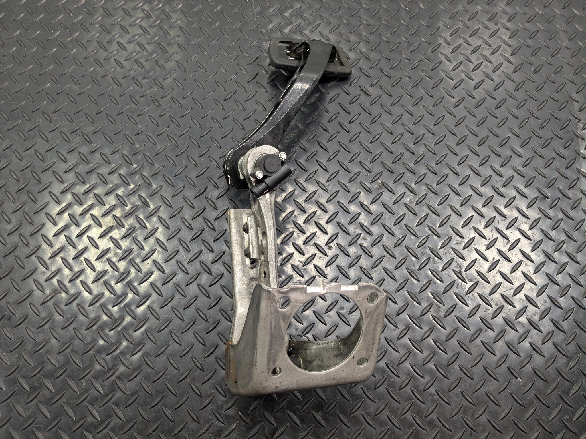 2005 - 2007 OEM NISSAN ARMADA FOOT BRAKE STOP PEDAL WITH BRACKET ASSEMBLY