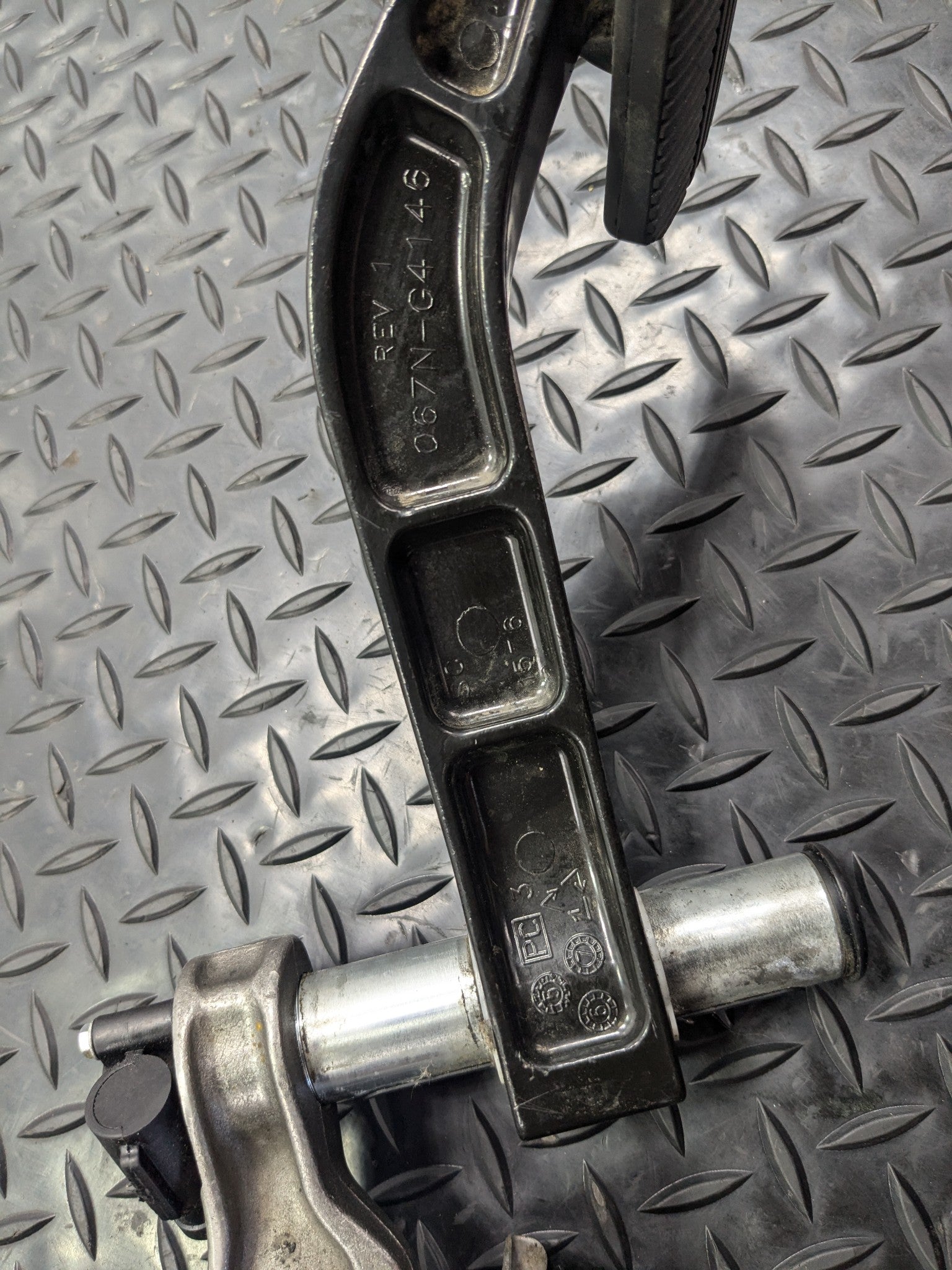 2005 - 2007 OEM NISSAN ARMADA FOOT BRAKE STOP PEDAL WITH BRACKET ASSEMBLY