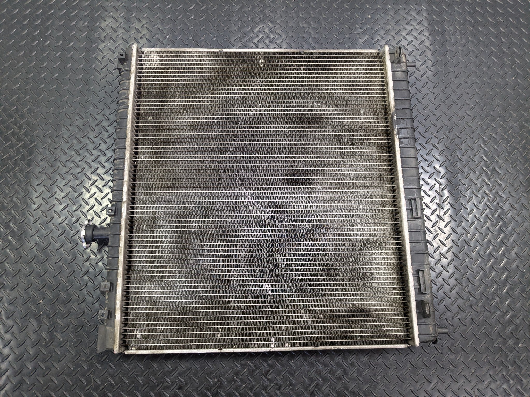 2005 - 2007 OEM NISSAN ARMADA 5.6L ENGINE COOLING RADIATOR