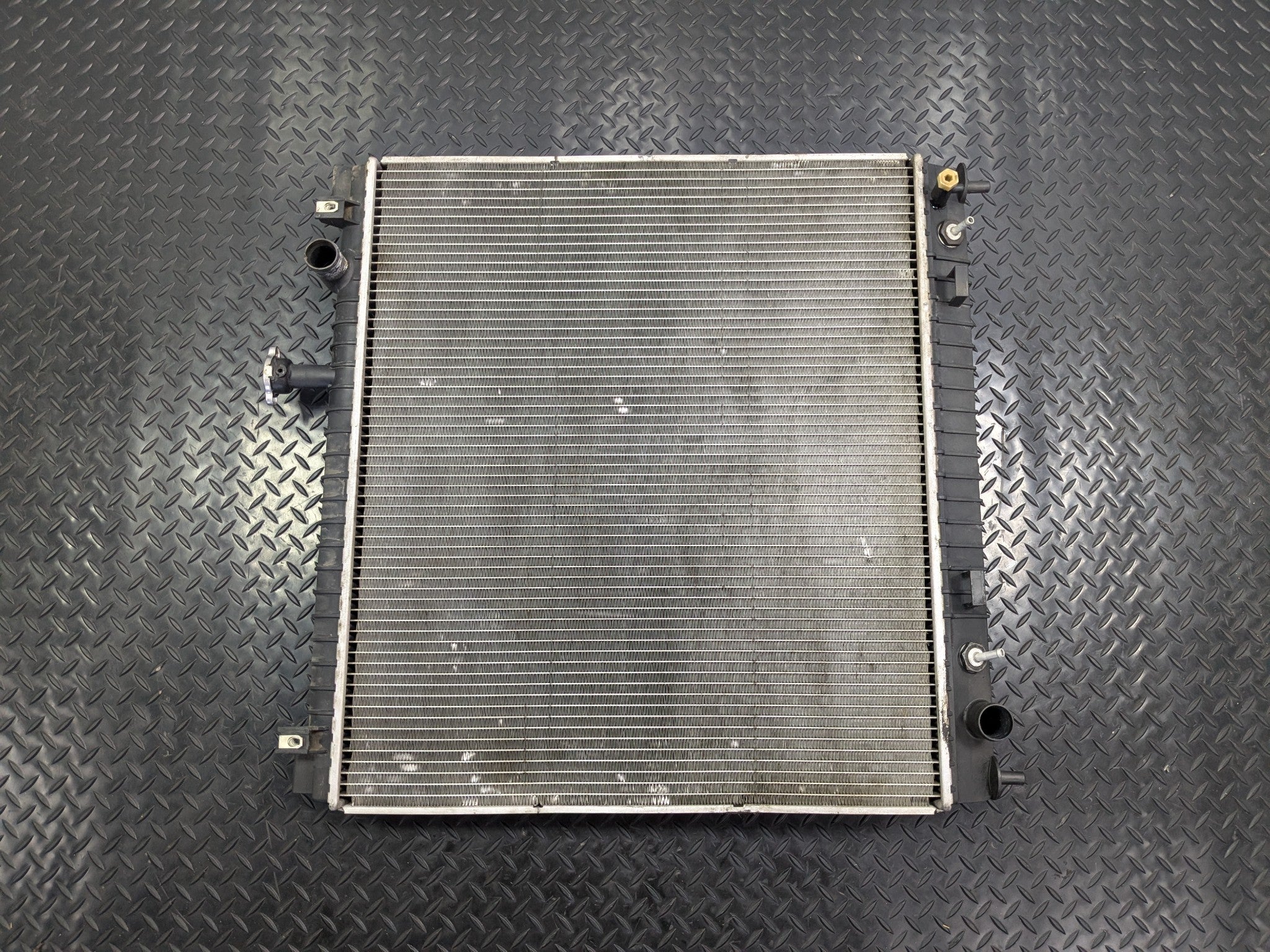 2005 - 2007 OEM NISSAN ARMADA 5.6L ENGINE COOLING RADIATOR