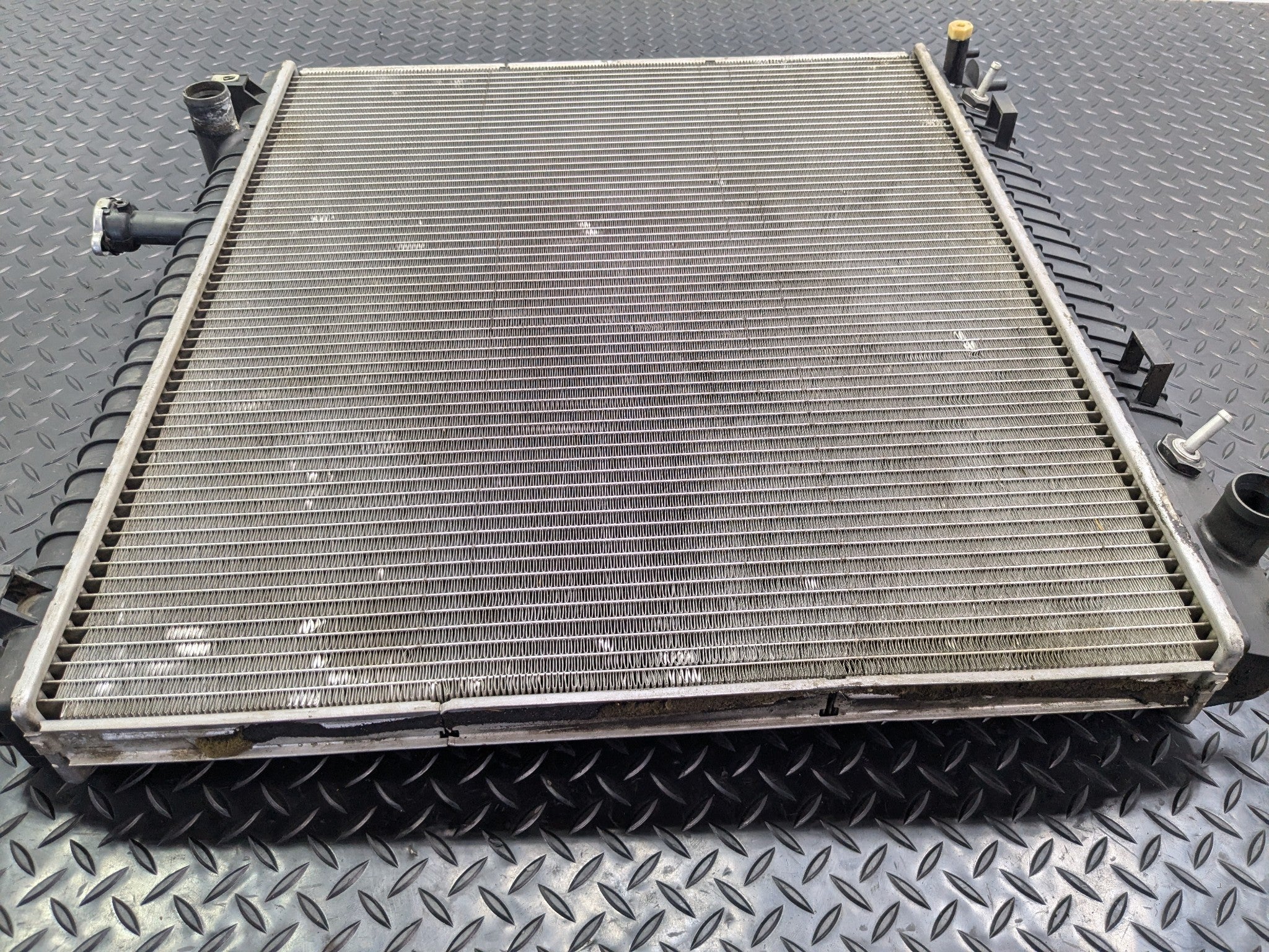 2005 - 2007 OEM NISSAN ARMADA 5.6L ENGINE COOLING RADIATOR