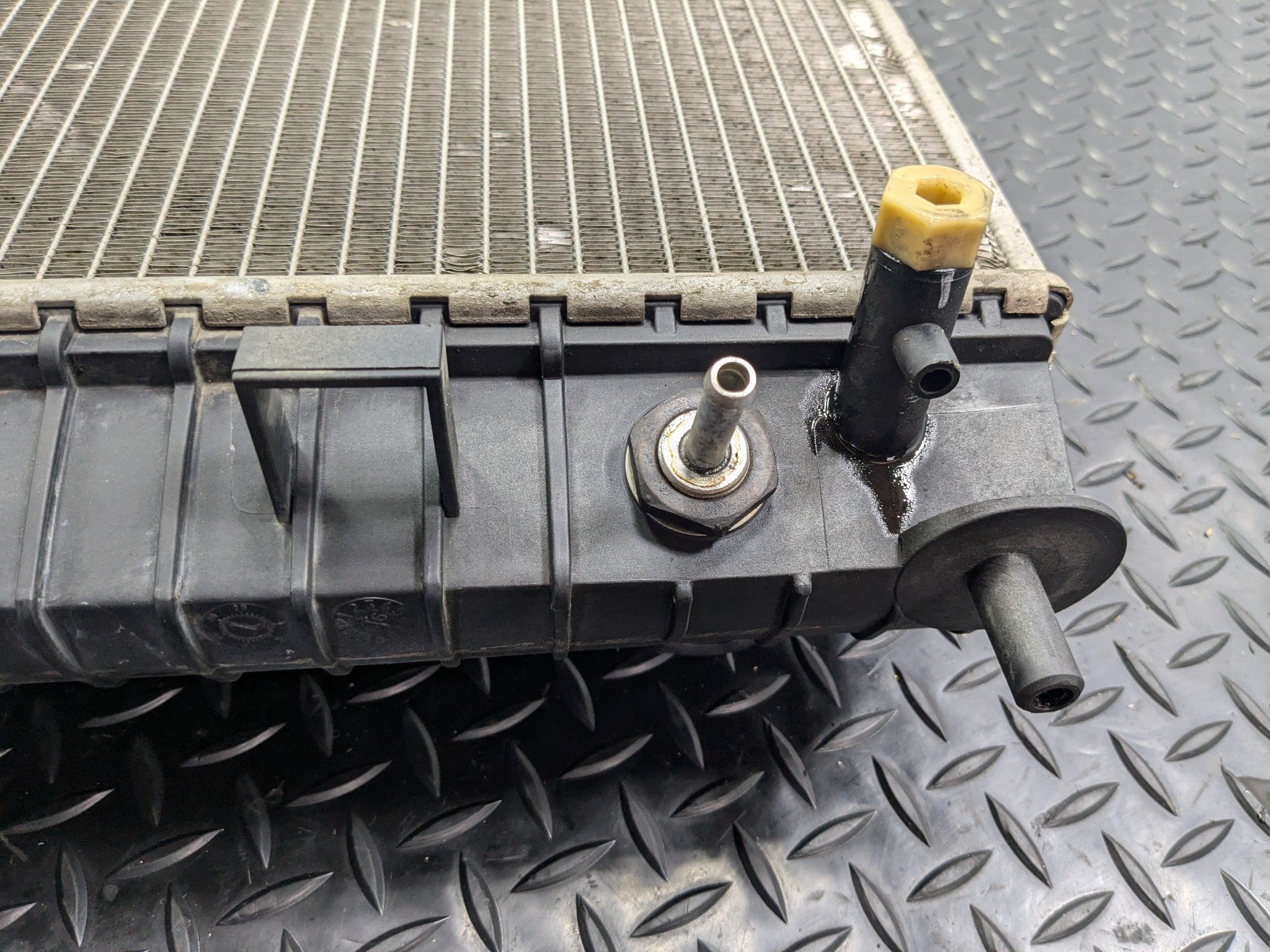 2005 - 2007 OEM NISSAN ARMADA 5.6L ENGINE COOLING RADIATOR