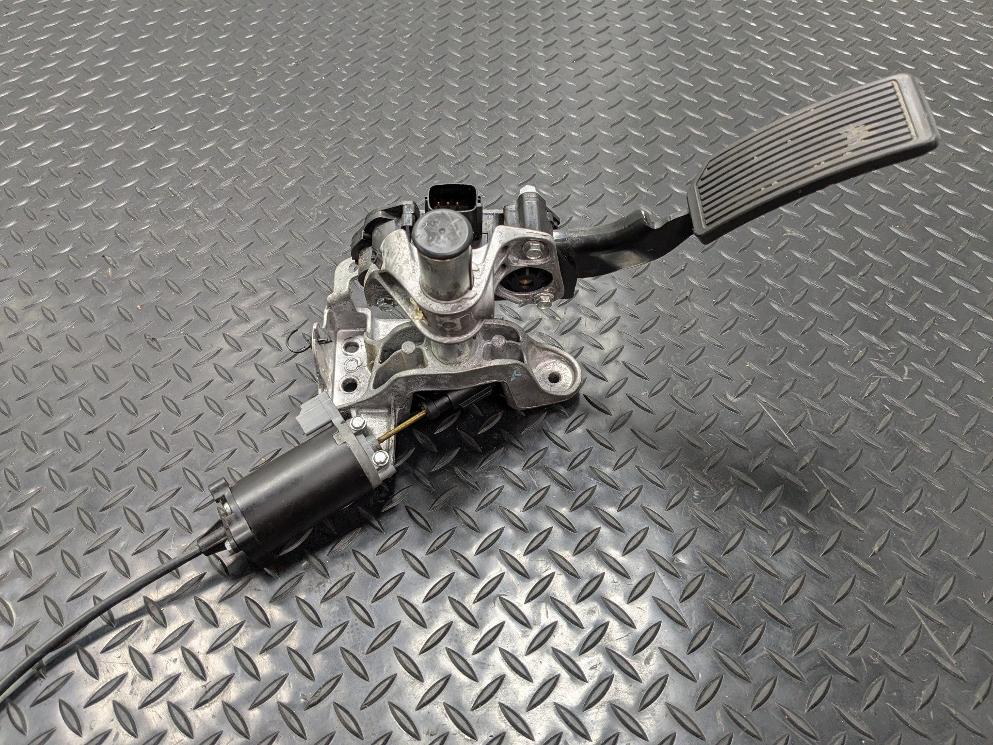 2005 - 2007 OEM NISSAN ARMADA GAS ACCELERATOR FOOT PEDAL LEVER MODULE SENSOR