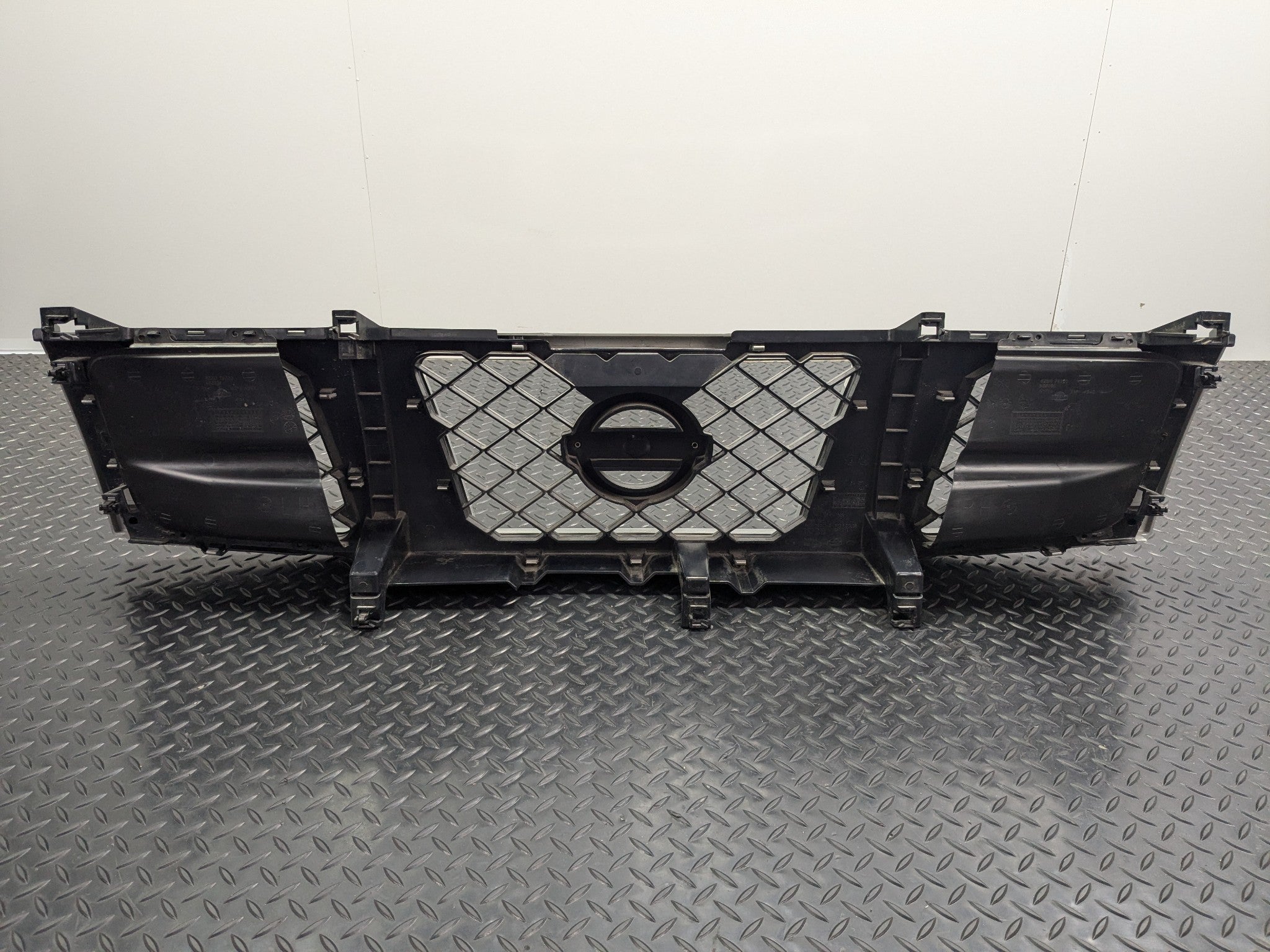 2005 - 2007 OEM NISSAN ARMADA FRONT UPPER BUMPER CENTER GRILLE WITH EMBLEM