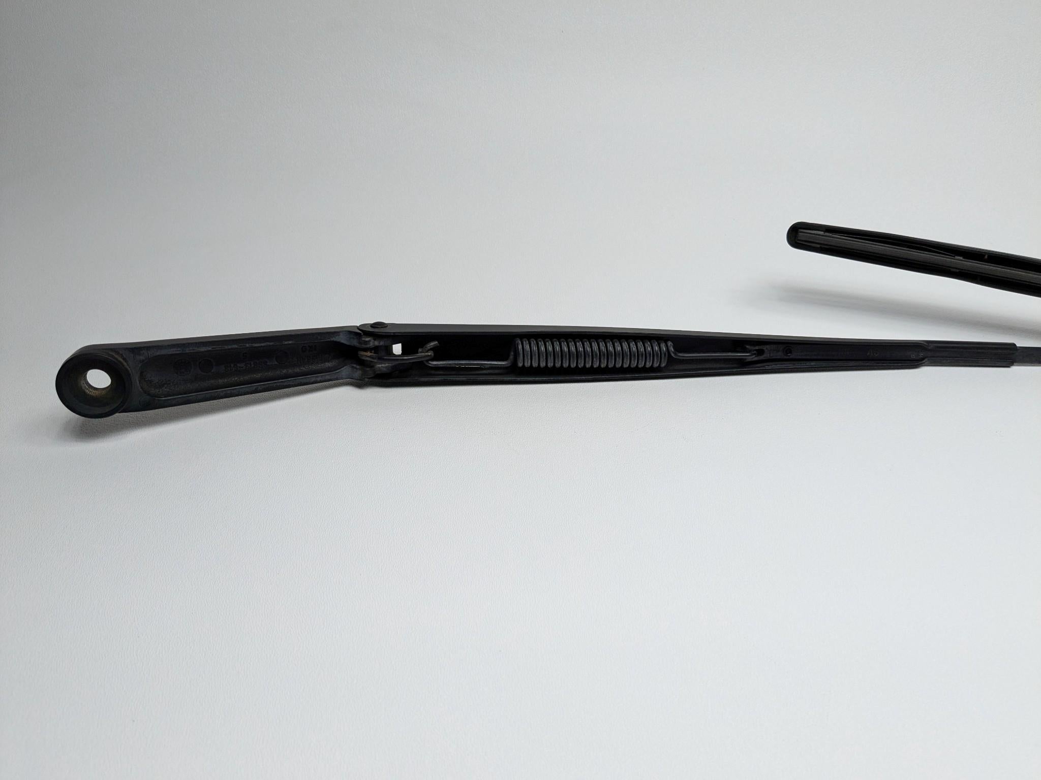 05 - 07 OEM NISSAN ARMADA FRONT RIGHT PASSENGER SIDE WINDSHIELD WASHER WIPER ARM
