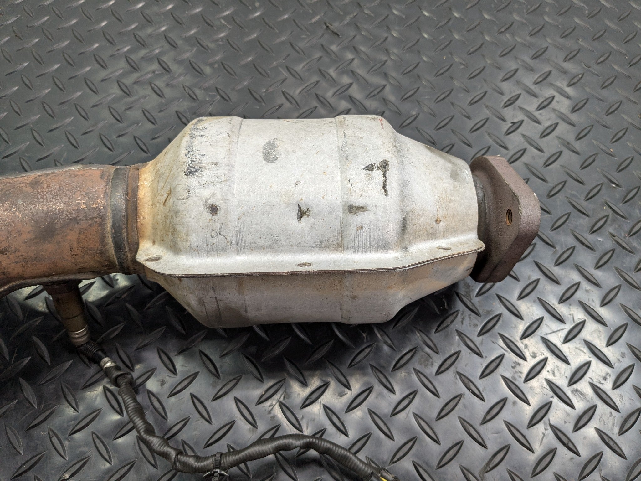 2005 - 2007 OEM NISSAN ARMADA LEFT DRIVER SIDE EXHAUST MANIFOLD