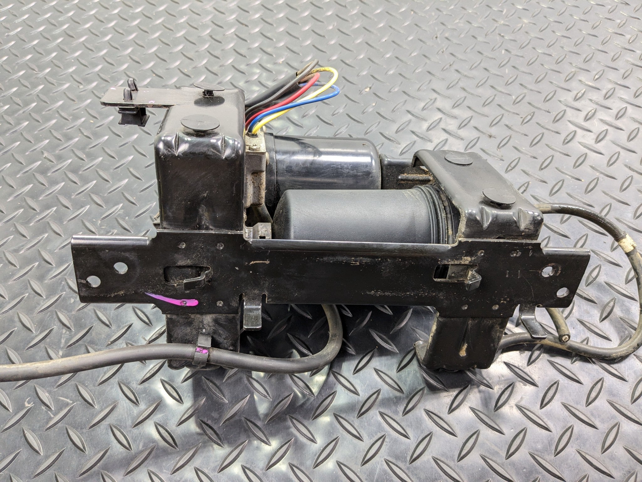 2005 - 2007 OEM NISSAN ARMADA AIR SUSPENSION COMPRESSOR PUMP