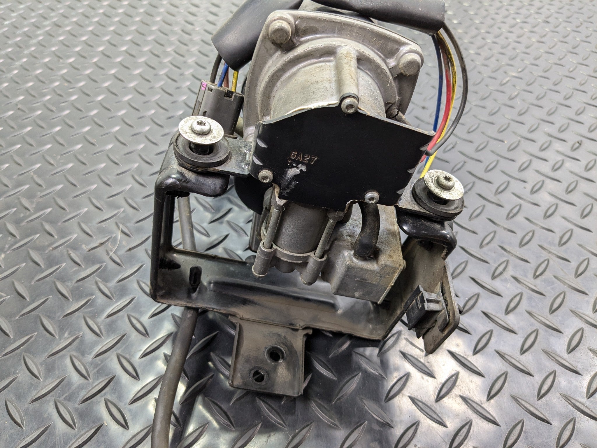 2005 - 2007 OEM NISSAN ARMADA AIR SUSPENSION COMPRESSOR PUMP