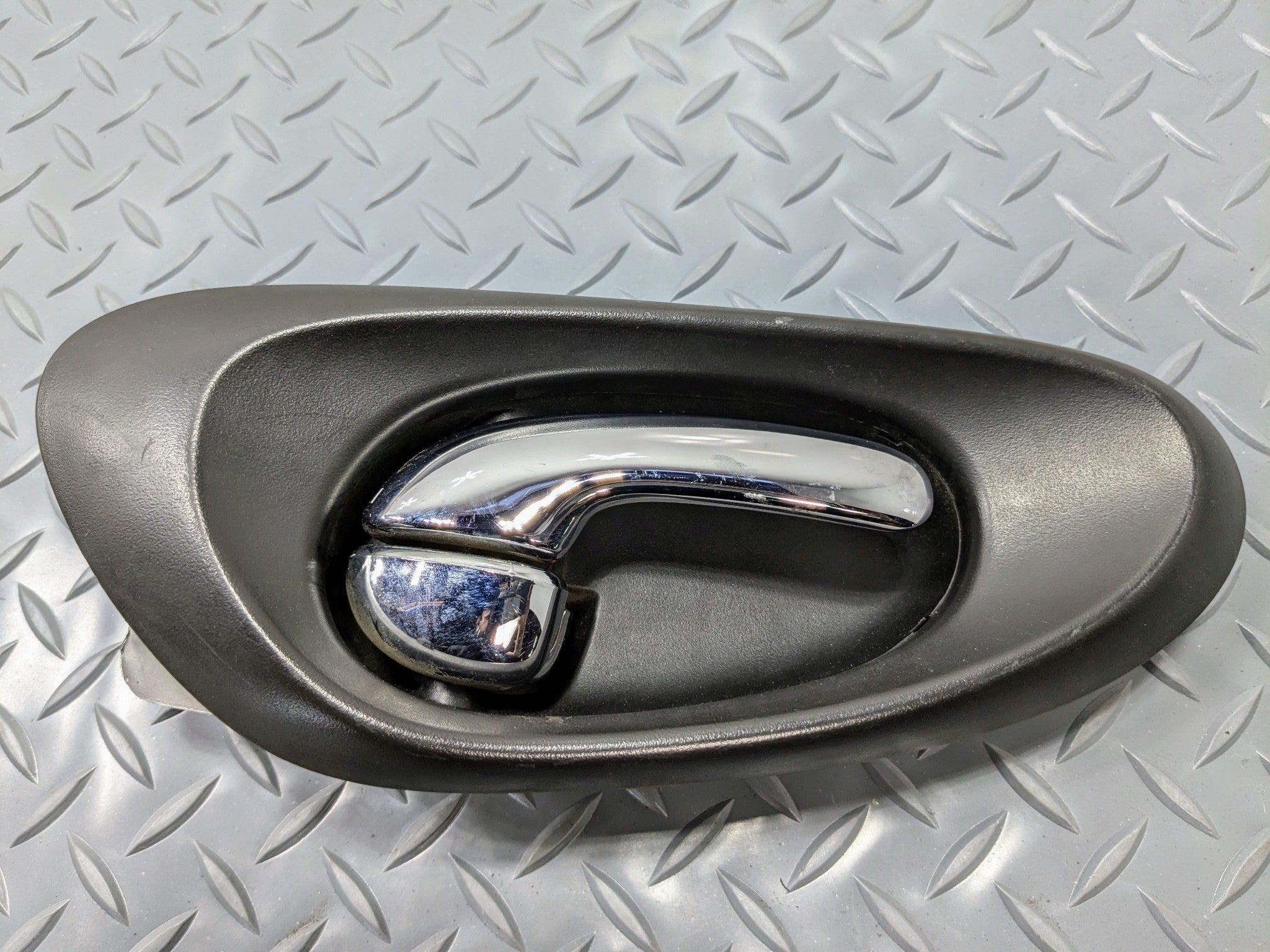 05 - 07 OEM CHEVROLET TRAILBLAZER REAR RIGHT PASSENGER SIDE INTERIOR DOOR HANDLE