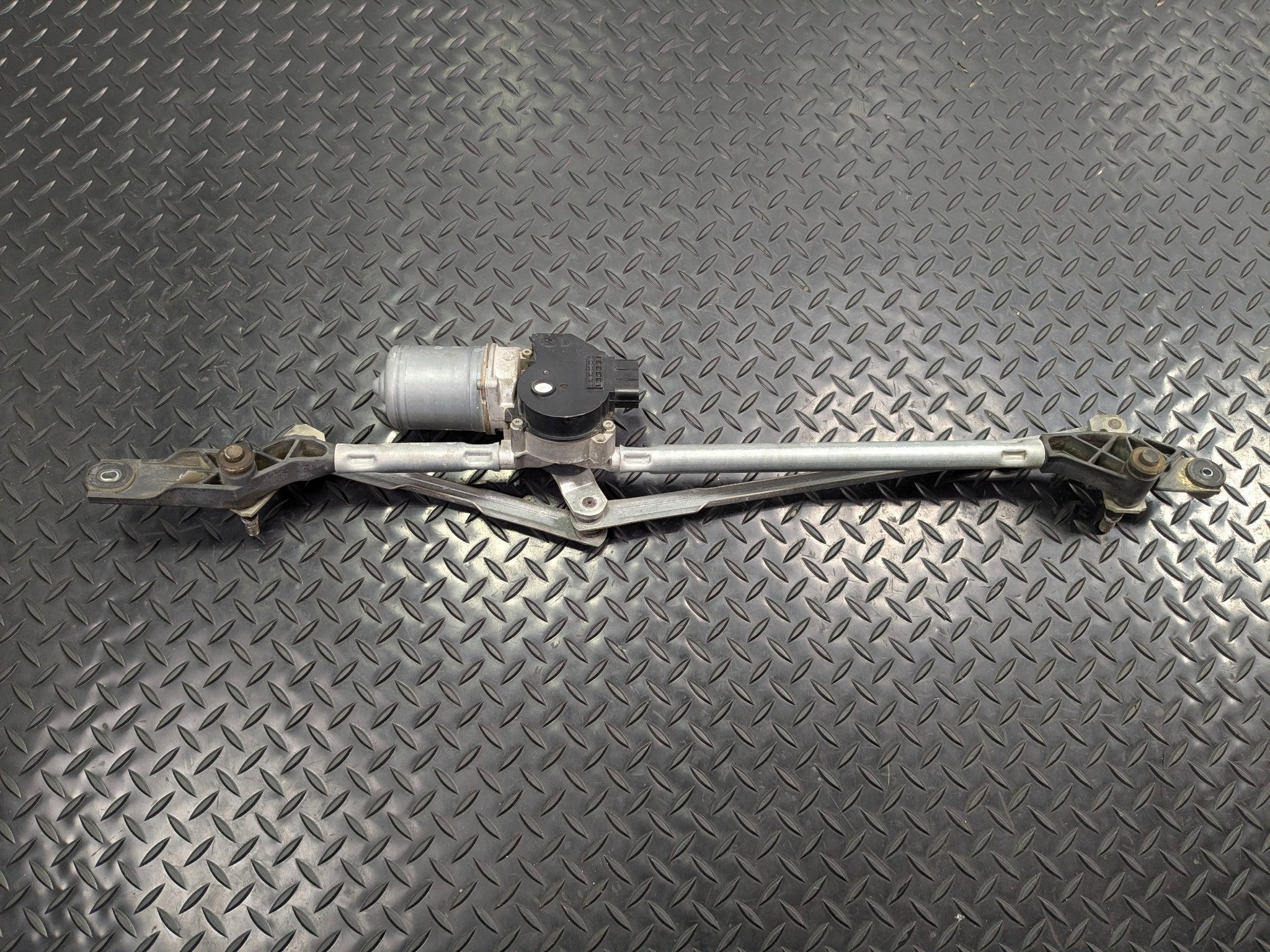 05 - 07 OEM CHEVROLET TRAILBLAZER WINDSHIELD WIPER TRANSMISSION LINKAGE W/ MOTOR