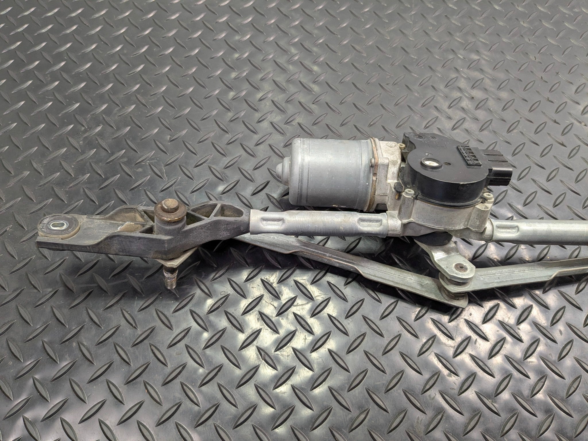 05 - 07 OEM CHEVROLET TRAILBLAZER WINDSHIELD WIPER TRANSMISSION LINKAGE W/ MOTOR
